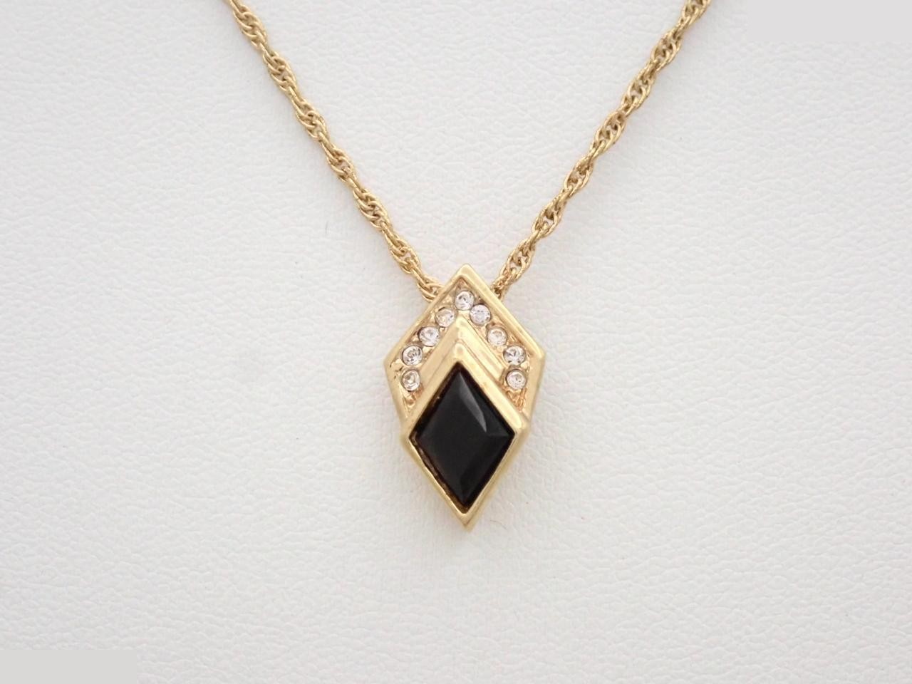Other line: Precious metal necklaces and pendants, neck circumference approximately 42 cm.