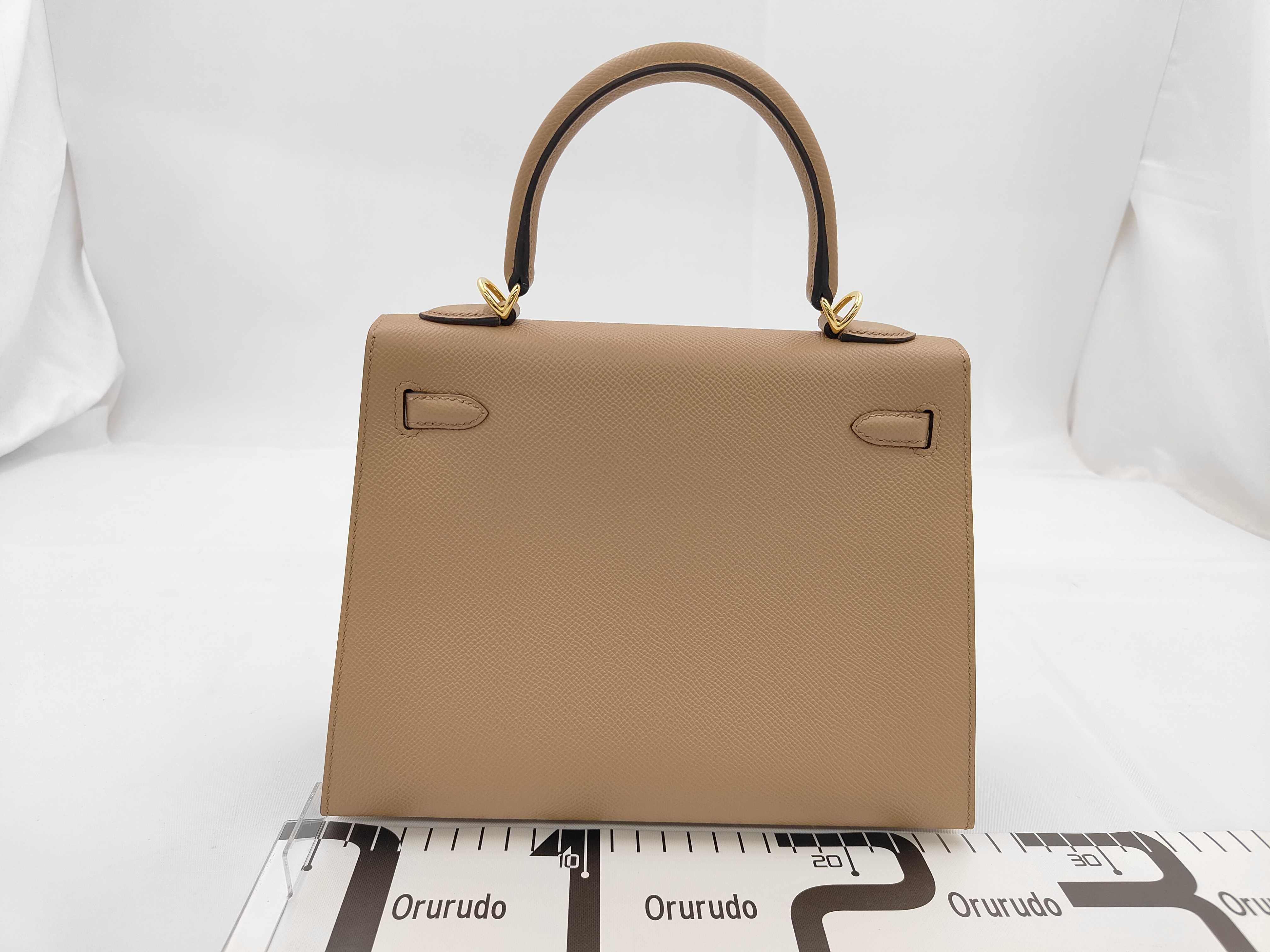 Kelly 25 handbag in beige — view 2