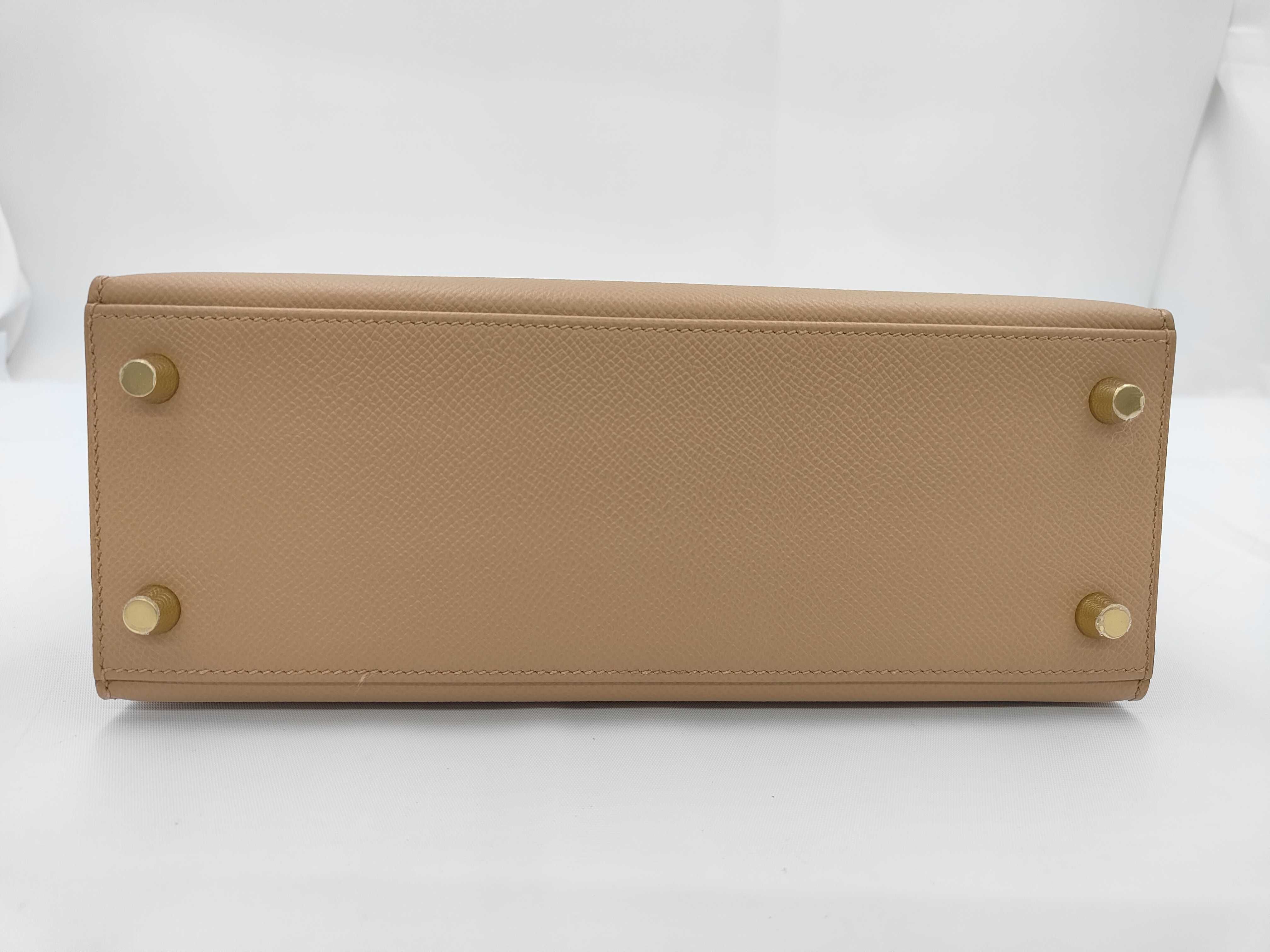 Kelly 25 handbag in beige — view 5