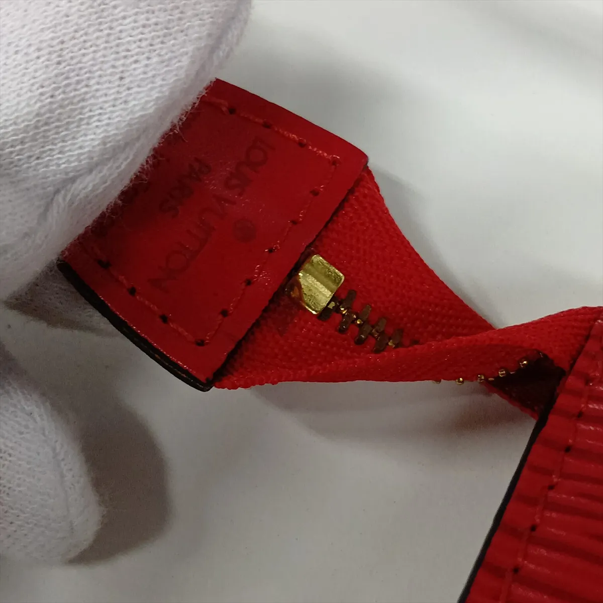 Epi Pochette Accessoires M52947 AR0978 Red — view 9