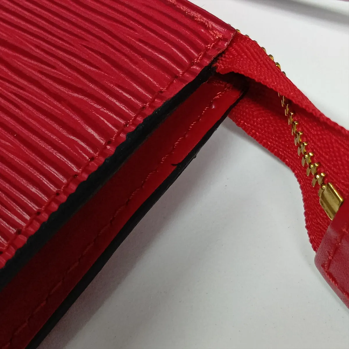 Epi Pochette Accessoires M52947 AR0978 Red — view 10