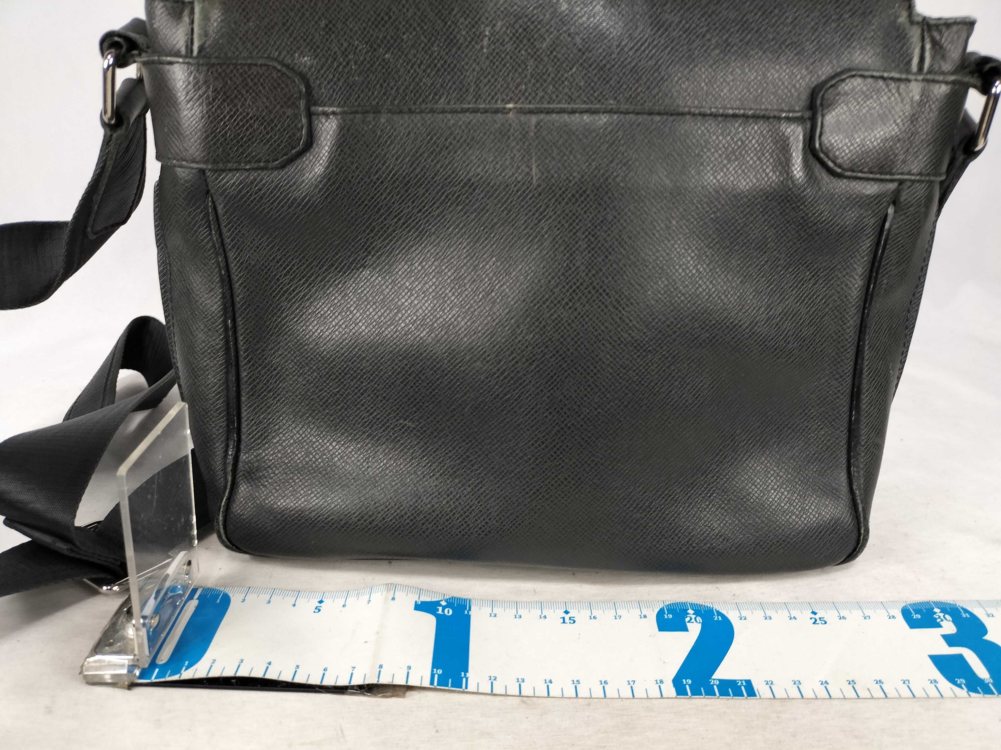 Taiga Leather Louis Vuitton Black Taiga Roman PM M32699 Shoulder Bag — view 2
