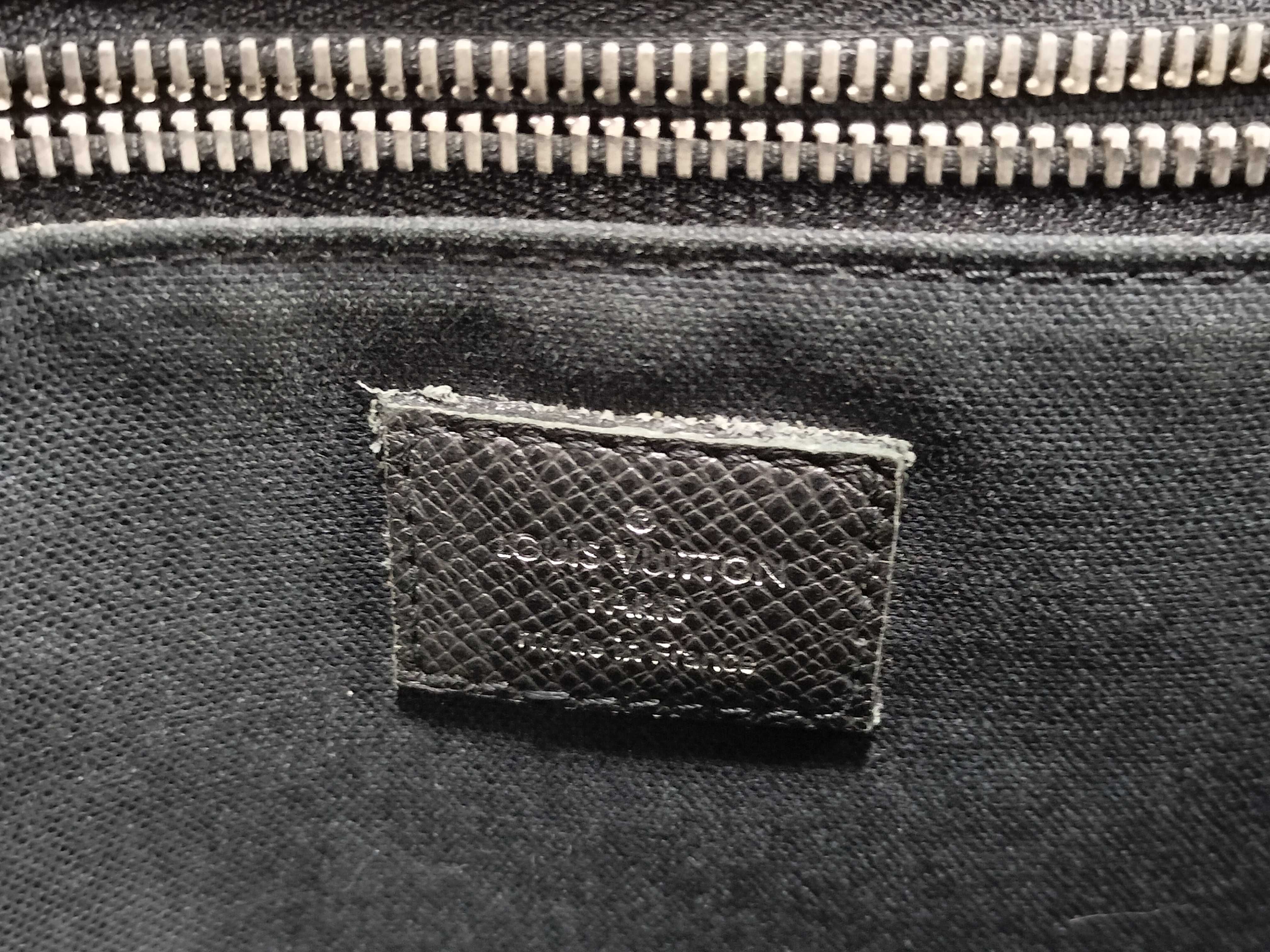 Taiga Leather Louis Vuitton Black Taiga Roman PM M32699 Shoulder Bag — view 12