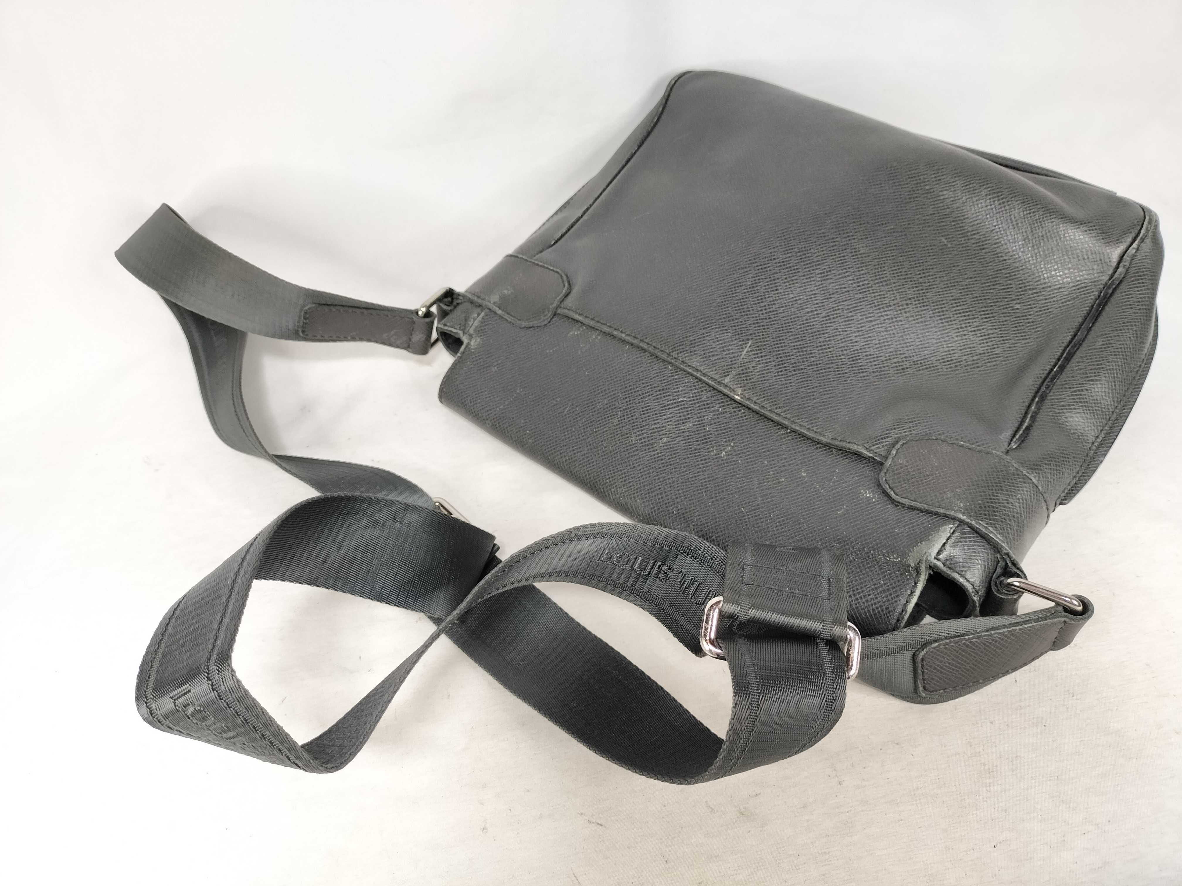 Taiga Leather Louis Vuitton Black Taiga Roman PM M32699 Shoulder Bag — view 3