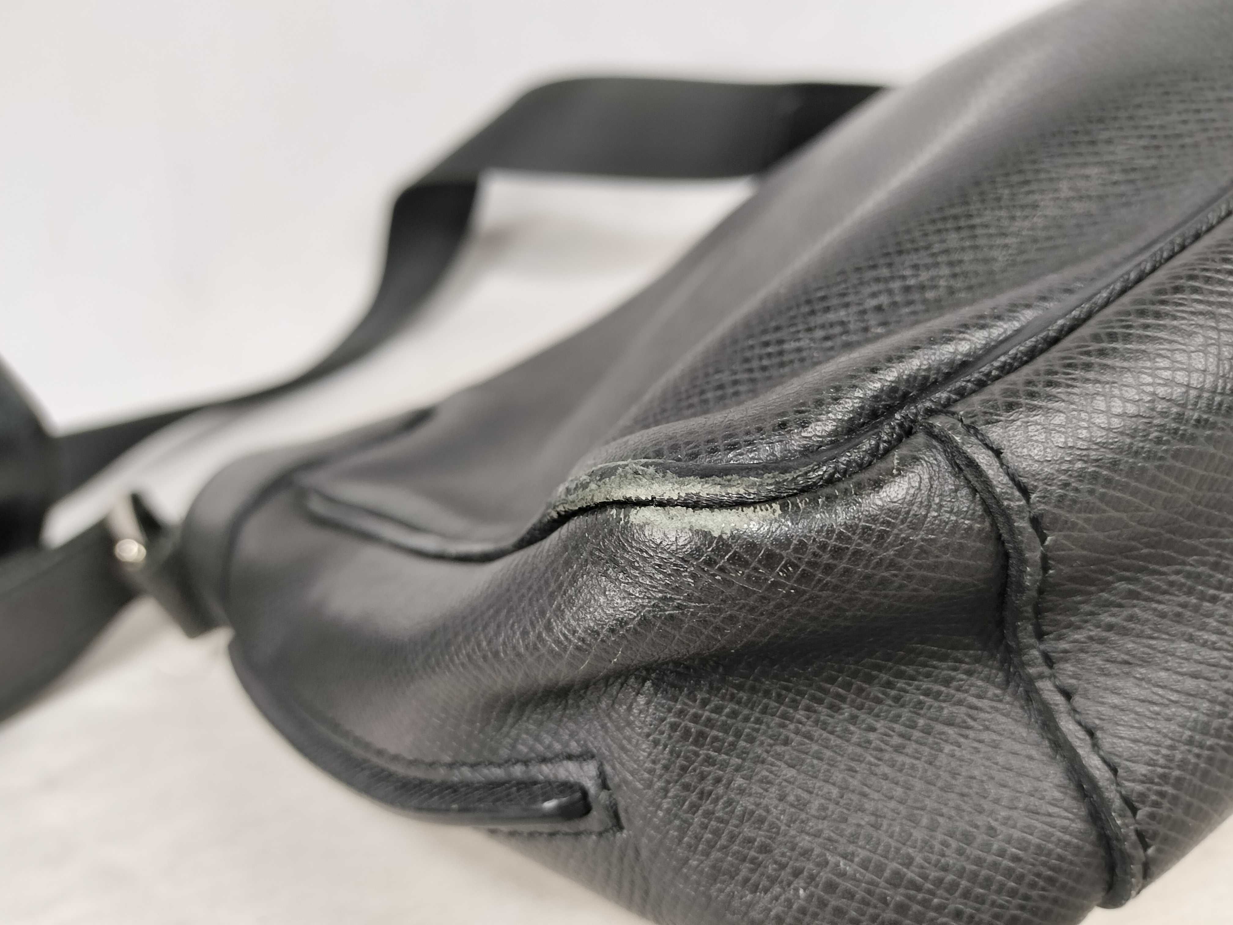 Taiga Leather Louis Vuitton Black Taiga Roman PM M32699 Shoulder Bag — view 6