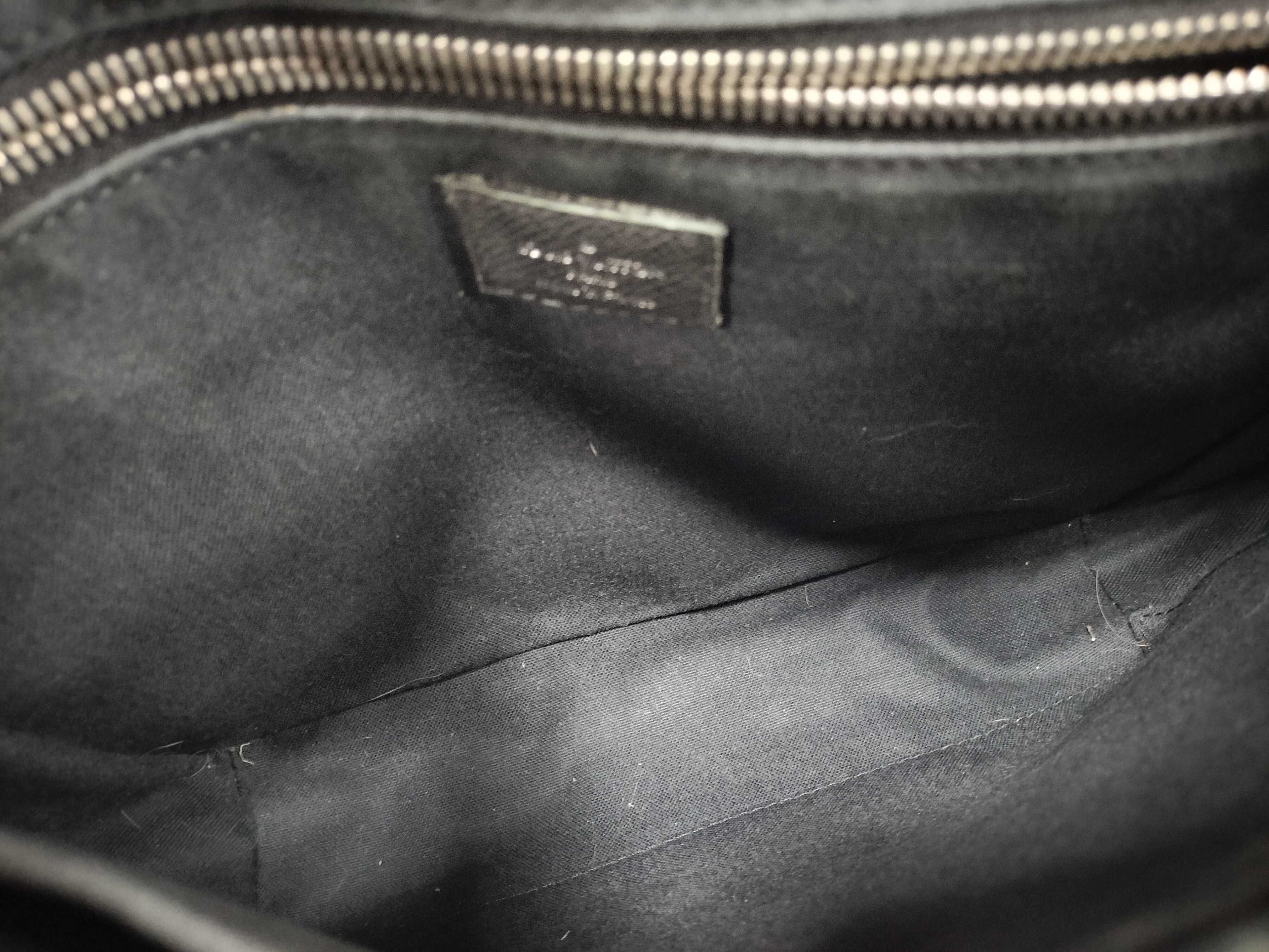 Taiga Leather Louis Vuitton Black Taiga Roman PM M32699 Shoulder Bag — view 10