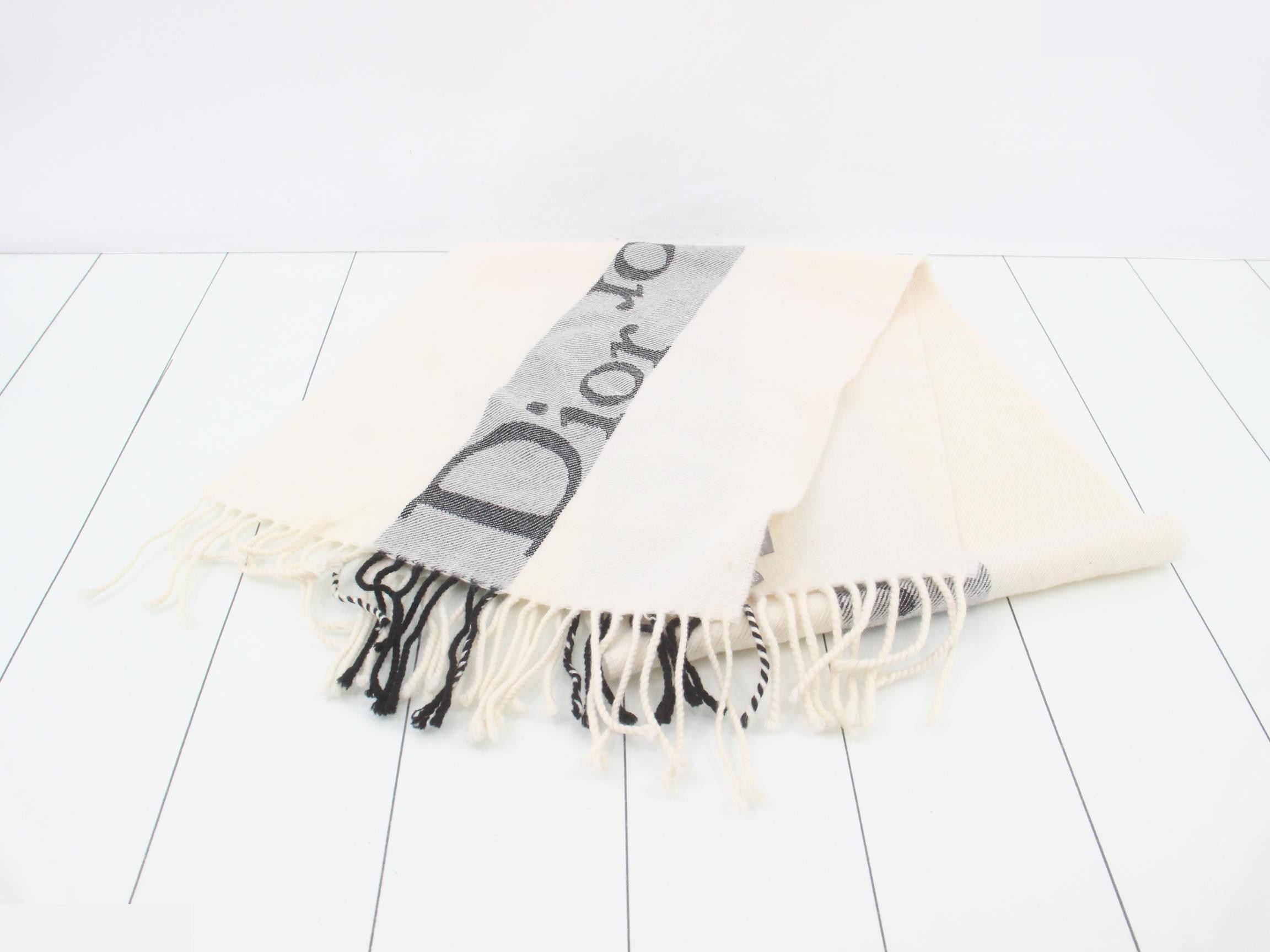 Center logo scarf, beige and gray. — view 2