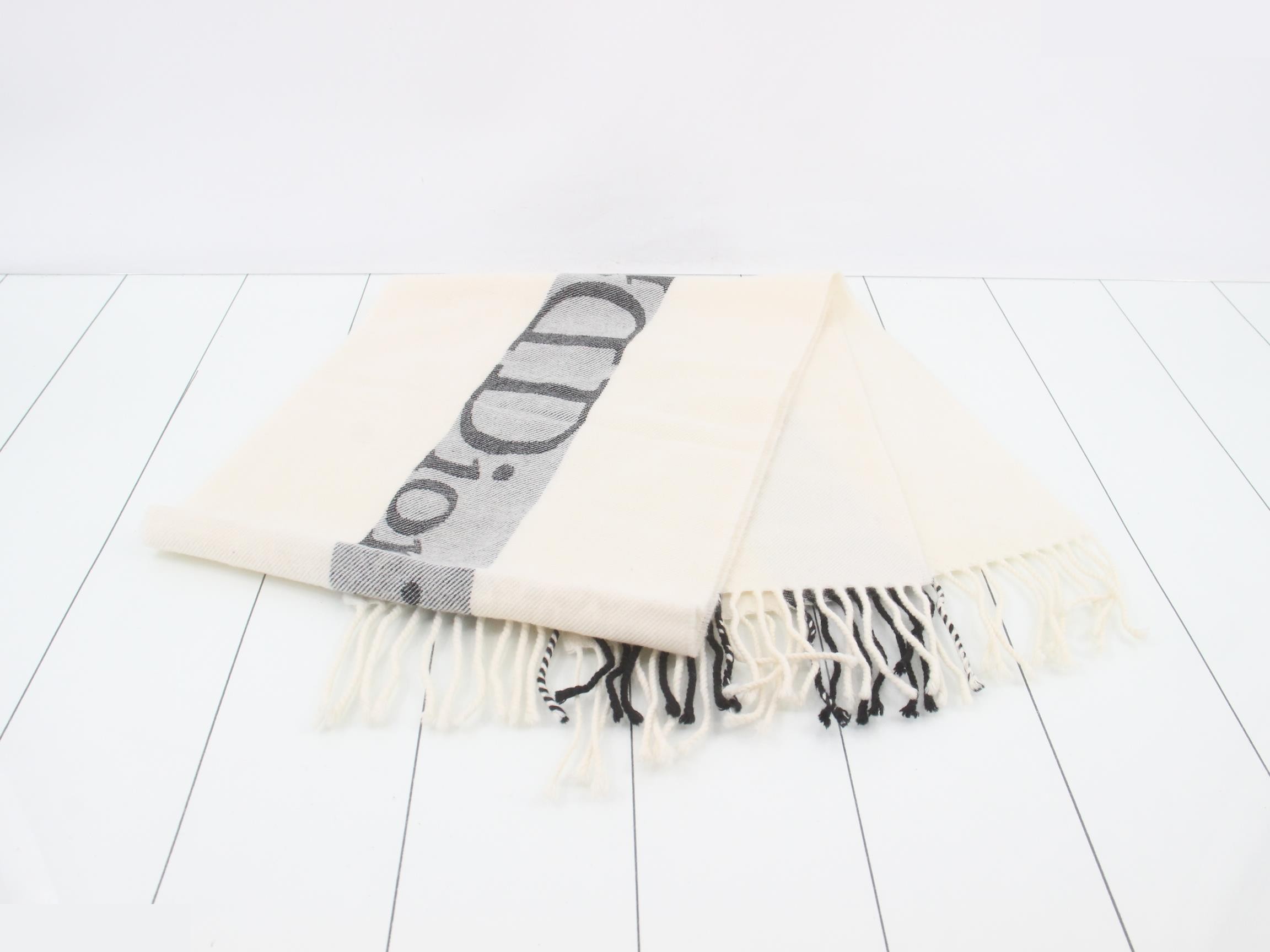 Center logo scarf, beige and gray. — view 3