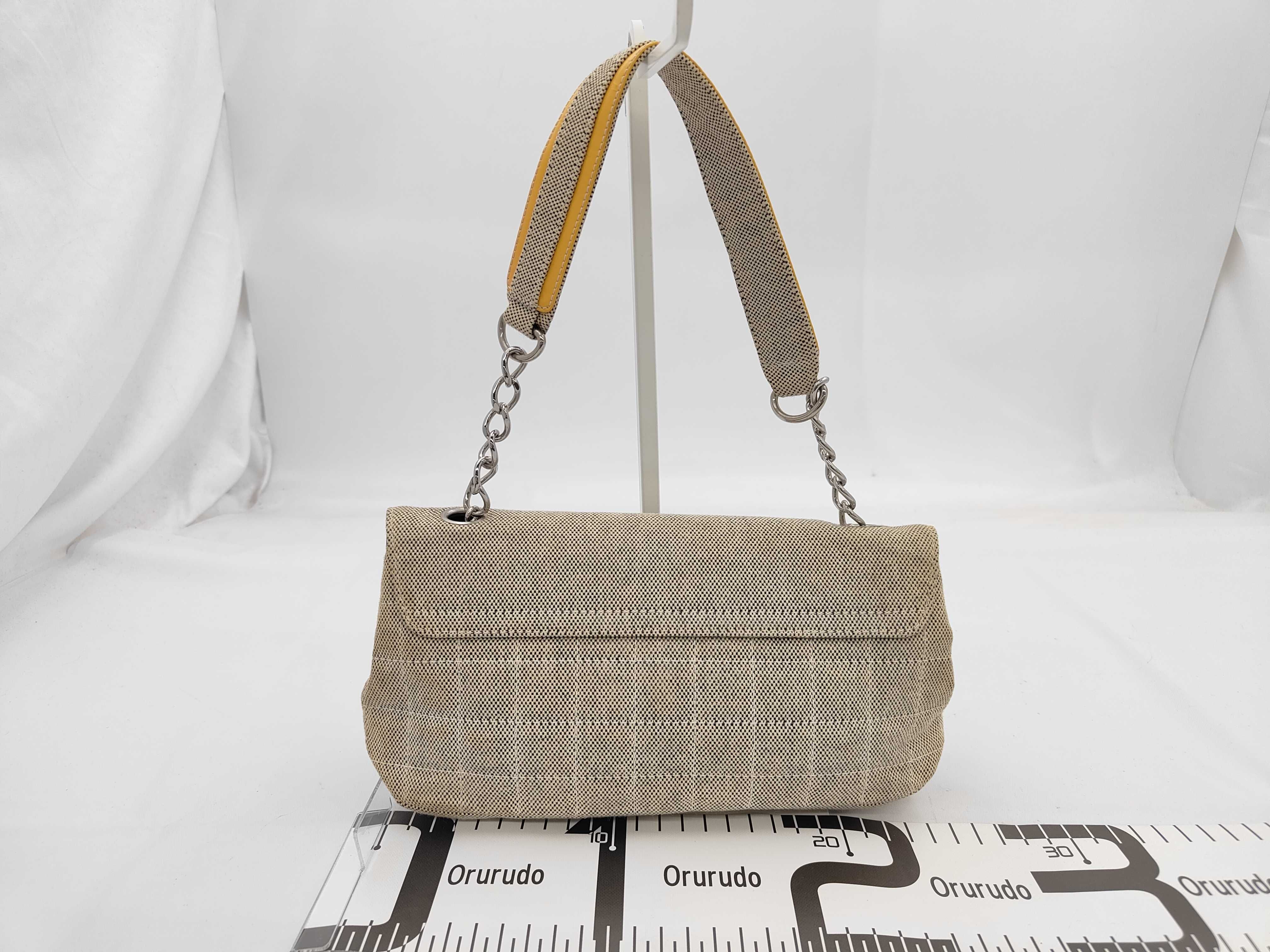 Chocolate Bar Canvas Chain Shoulder Bag Camellia No. 5 Beige Silver Hardware Shoulder Bag — view 2