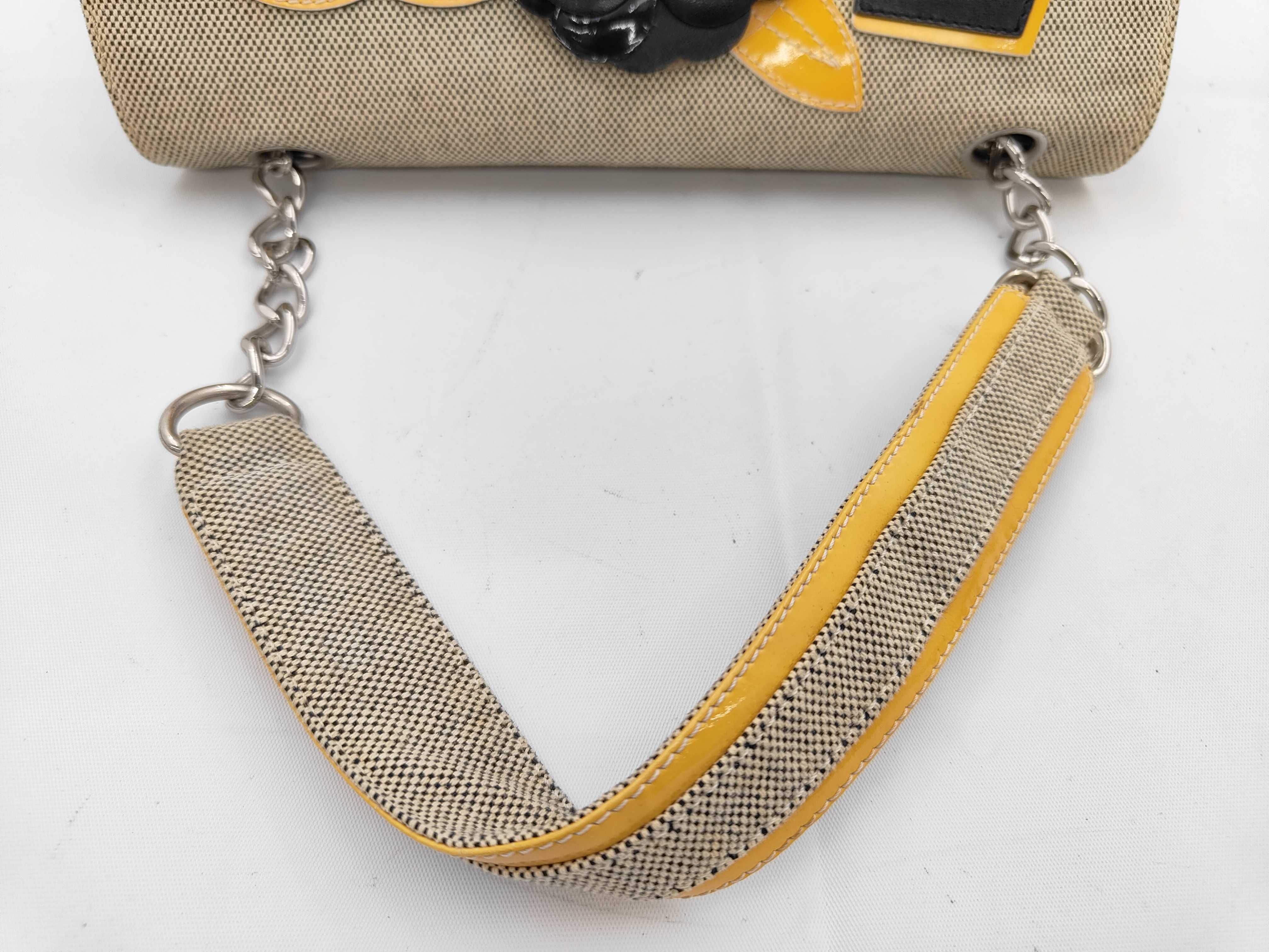 Chocolate Bar Canvas Chain Shoulder Bag Camellia No. 5 Beige Silver Hardware Shoulder Bag — view 3