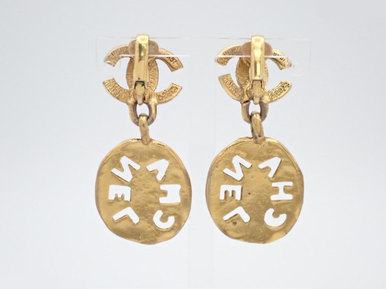 Earrings with Coco Mark design, gold. — view 2