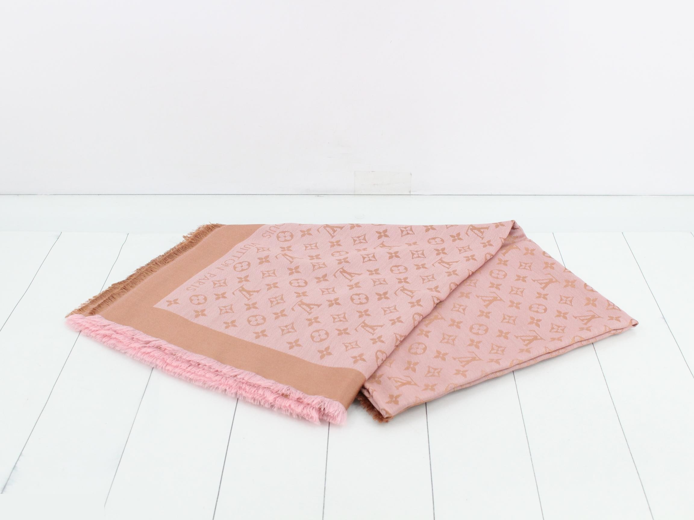 Shawl Monogram Neo Denim Pink — view 2