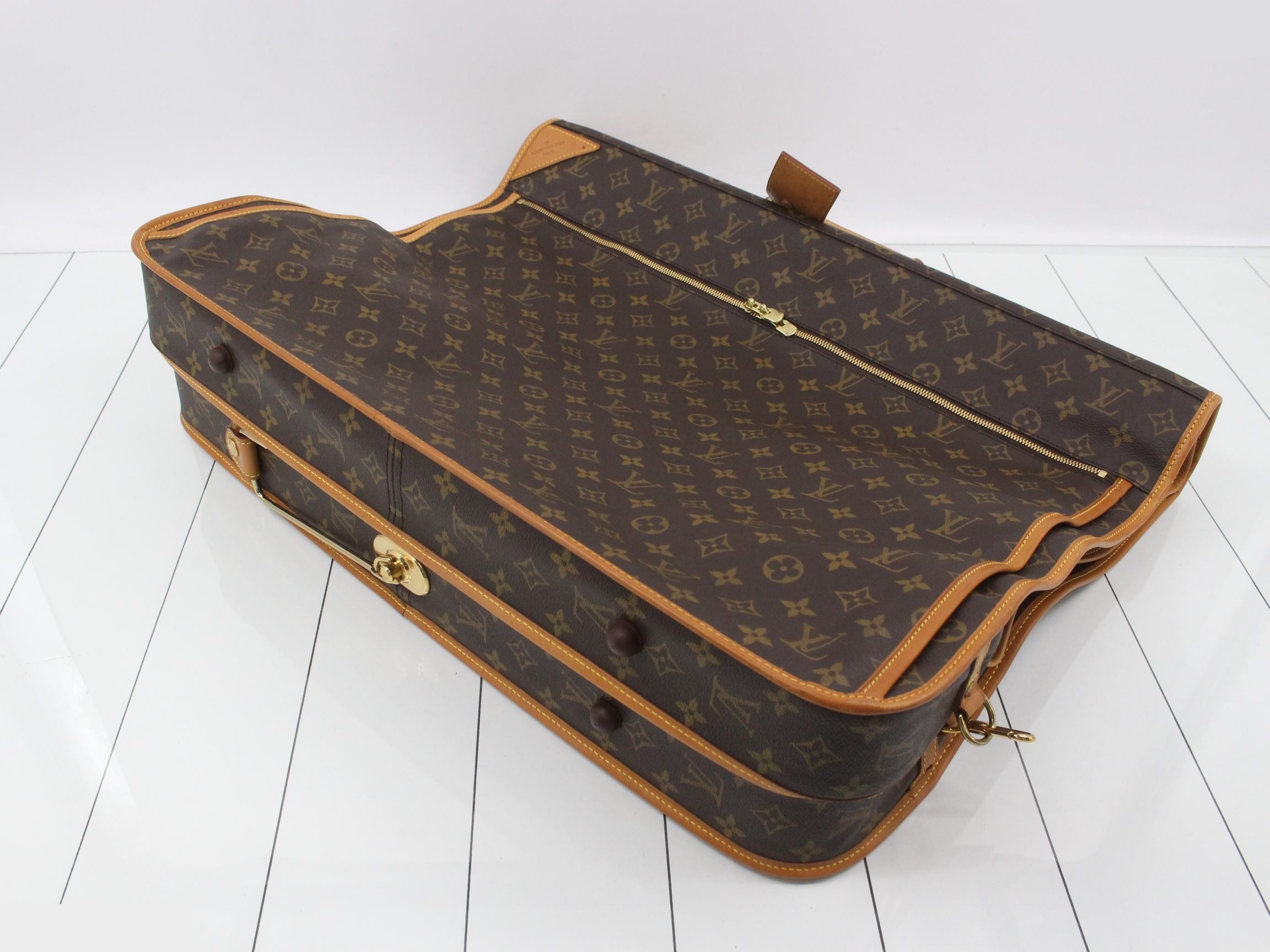 Portable Cinq Centrée SP0957 with strap, hanger (3), and name tag. — view 2
