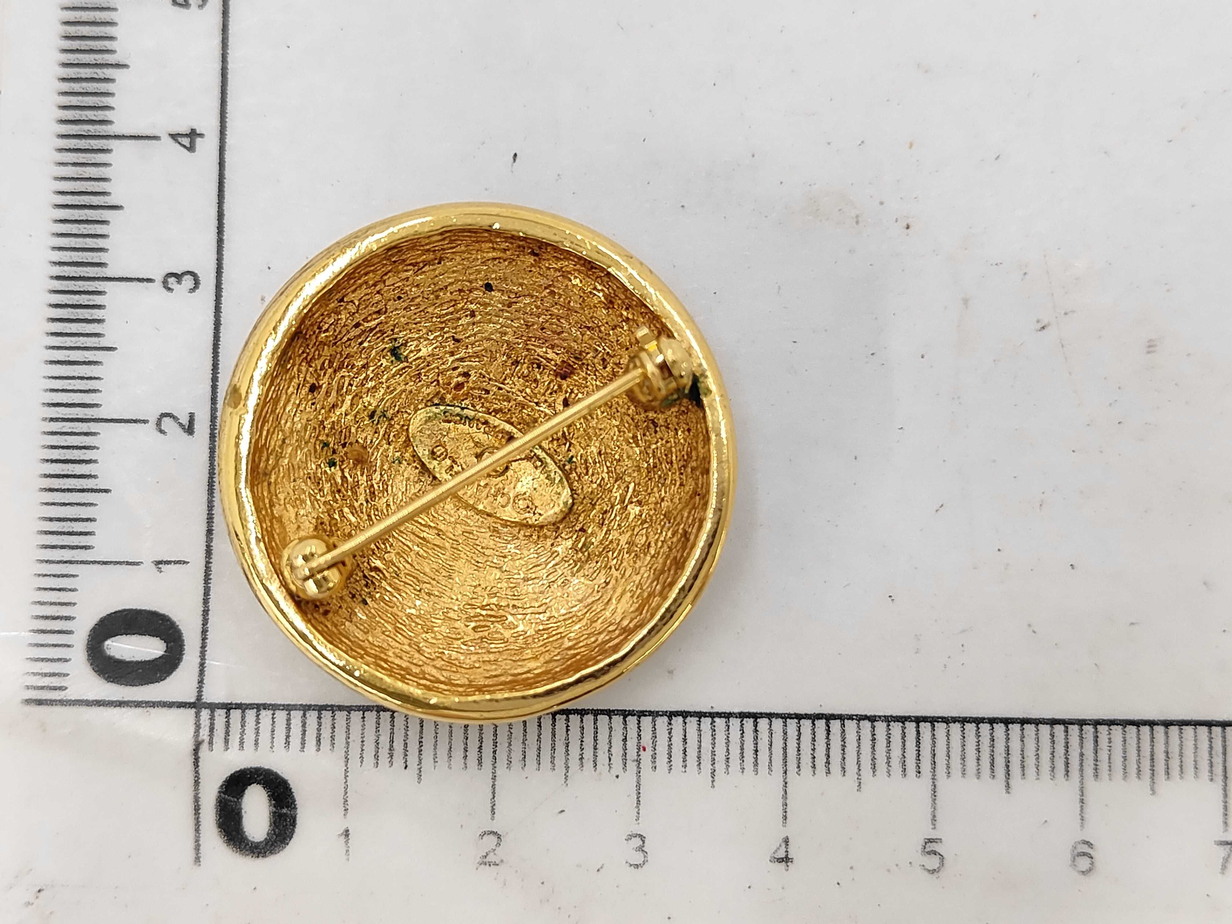brooch — view 2