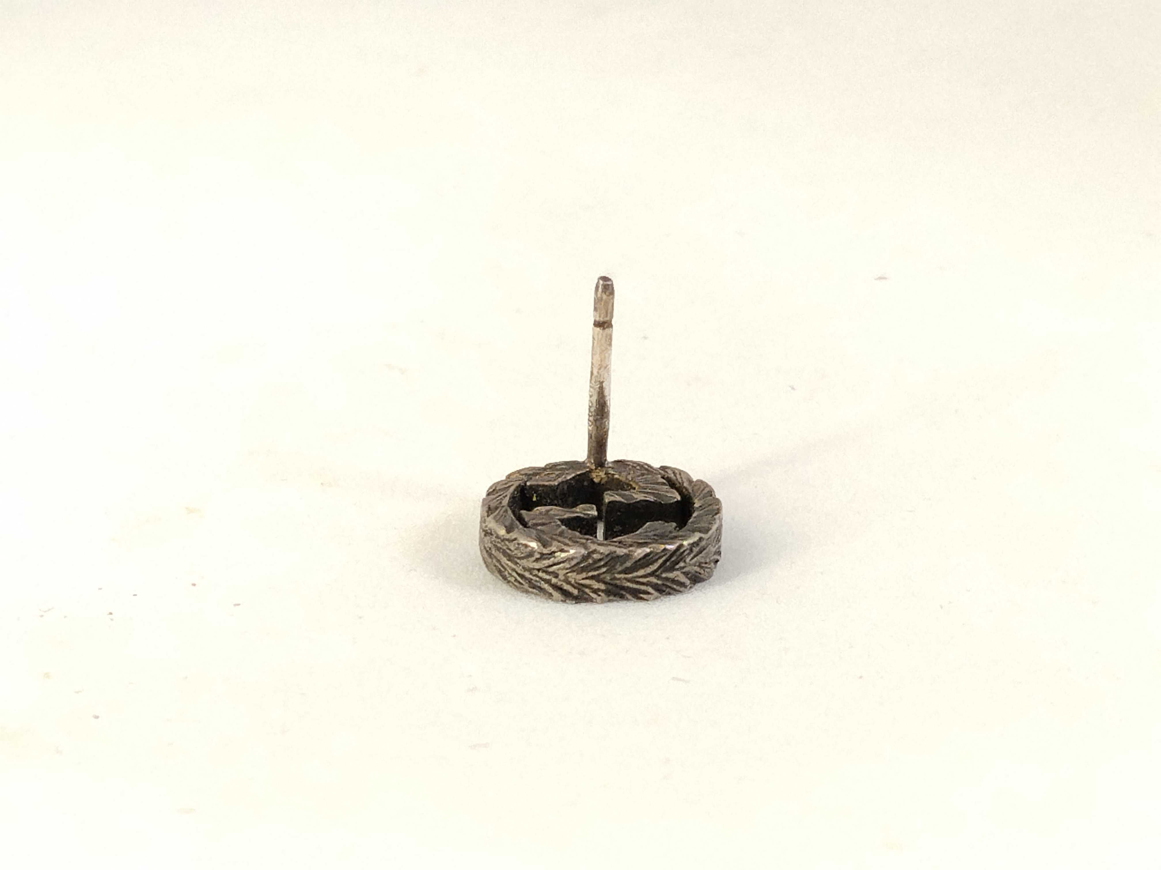 earring (single earring) — view 3
