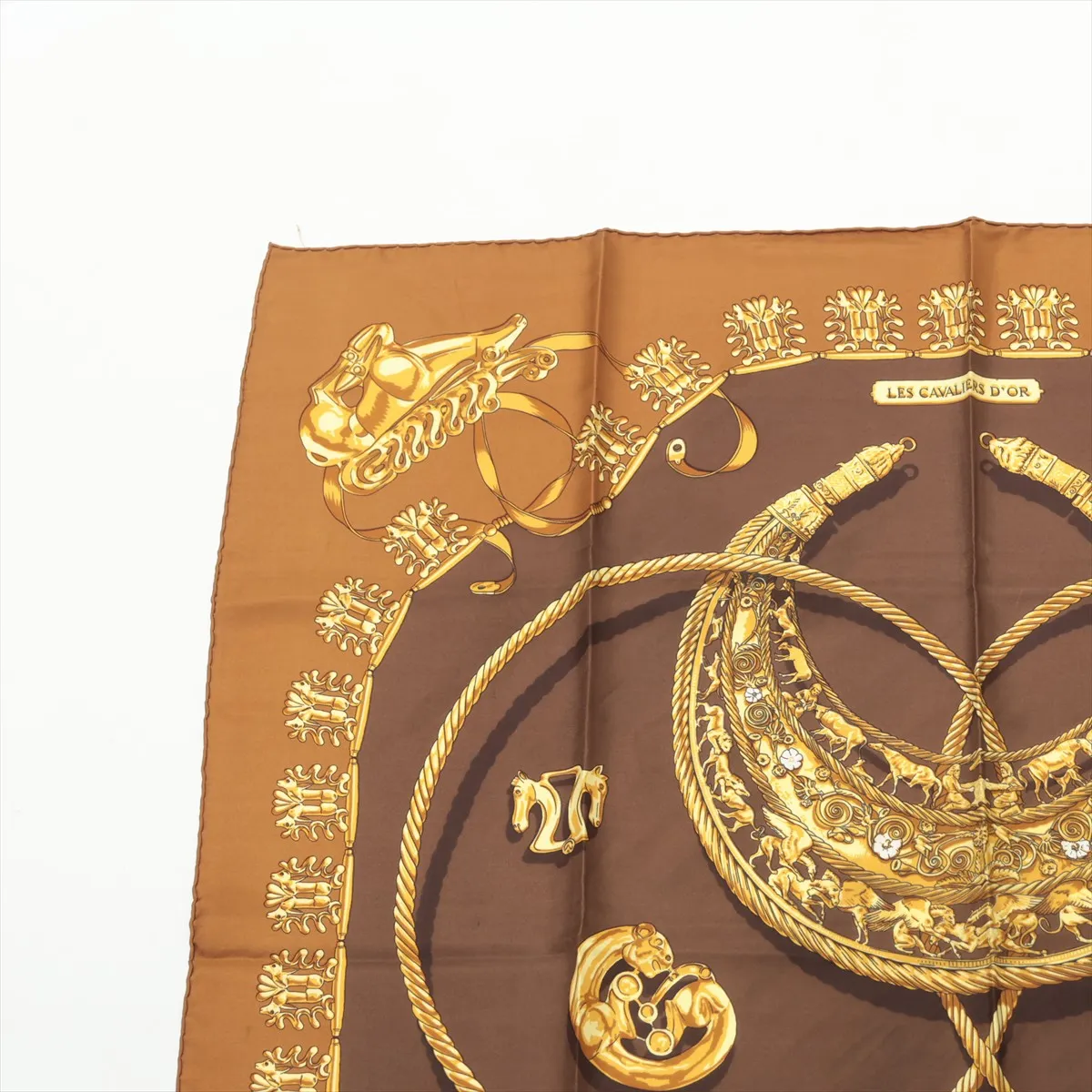 Carre 90 LES CAVALIERS D'OR Golden Knight Scarf Silk Brown Thread Fuzzing Thread — view 2