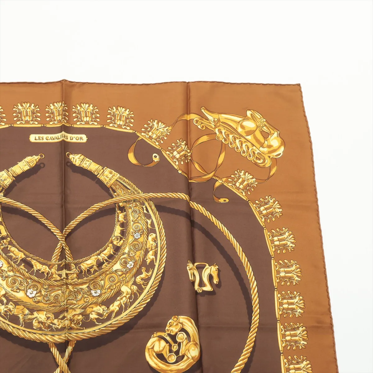 Carre 90 LES CAVALIERS D'OR Golden Knight Scarf Silk Brown Thread Fuzzing Thread — view 3