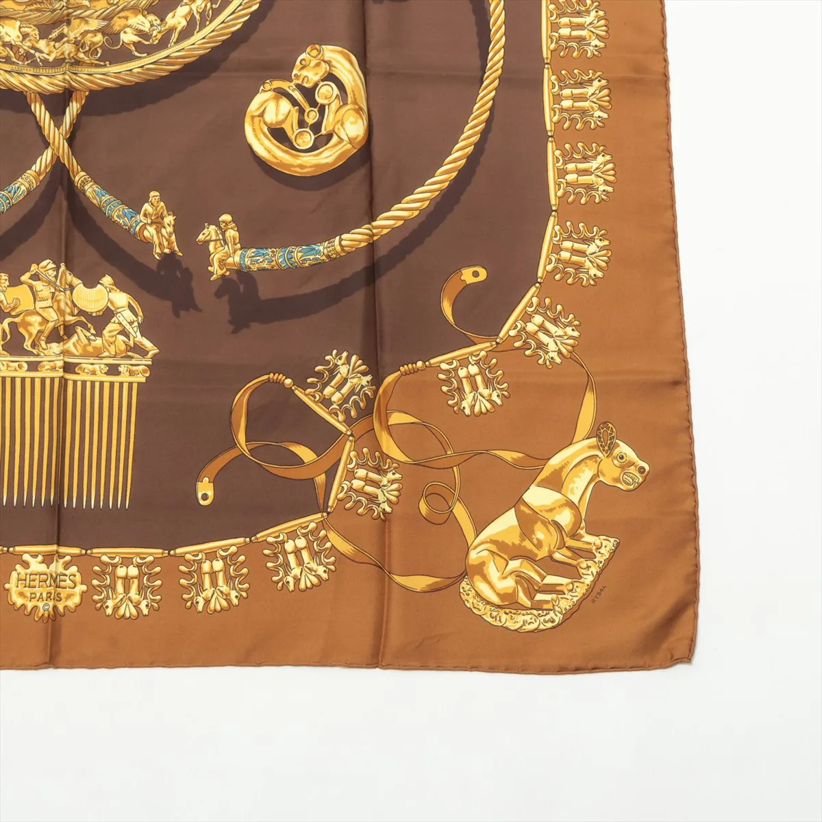 Carre 90 LES CAVALIERS D'OR Golden Knight Scarf Silk Brown Thread Fuzzing Thread — view 4