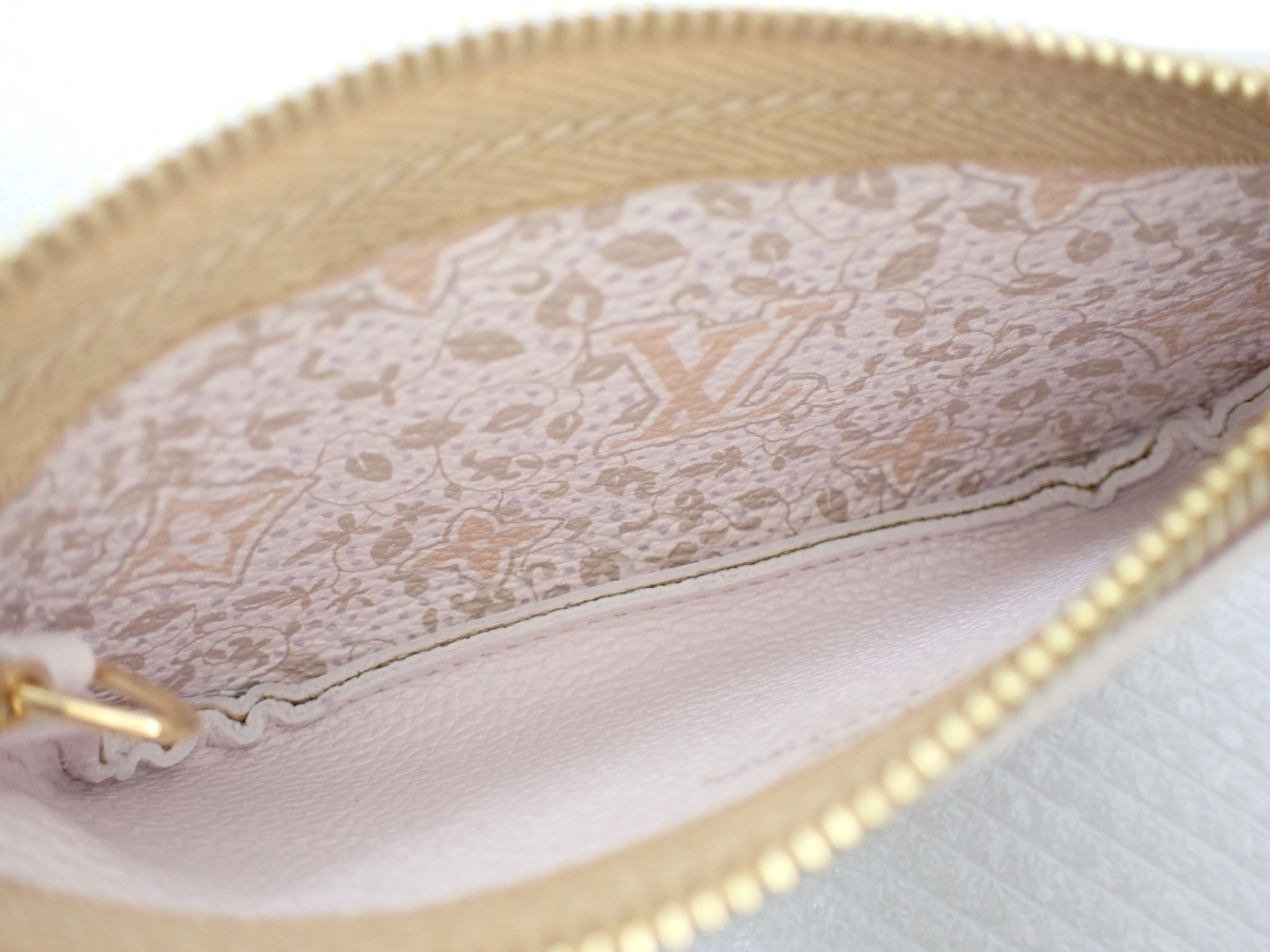 Unused Louis Vuitton M28993 Pochette Clé Monogram Empreinte Leather Light Beige Key Case Coin Case — view 6