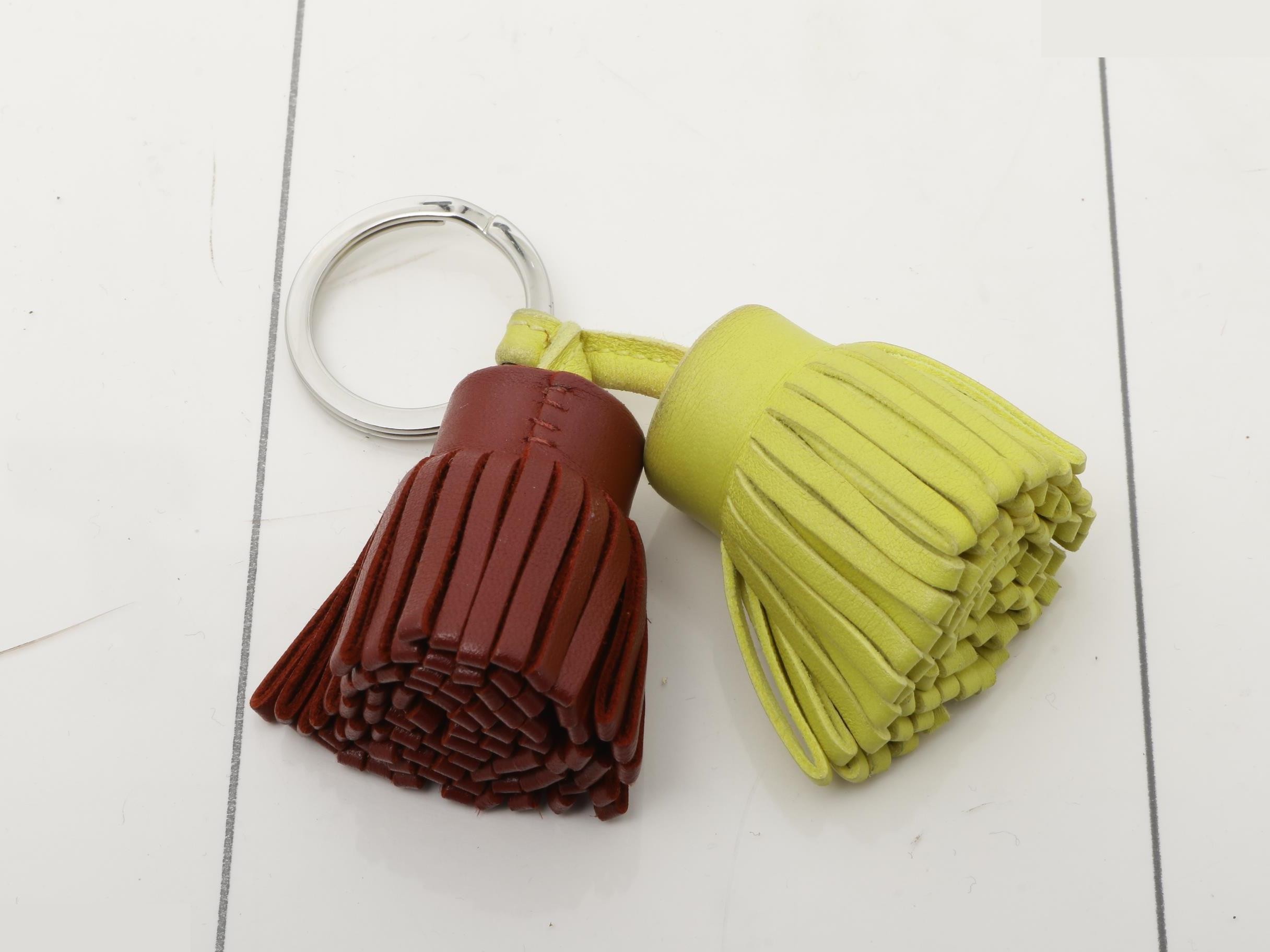 Carmen Unodos Keychain Keyring — view 2