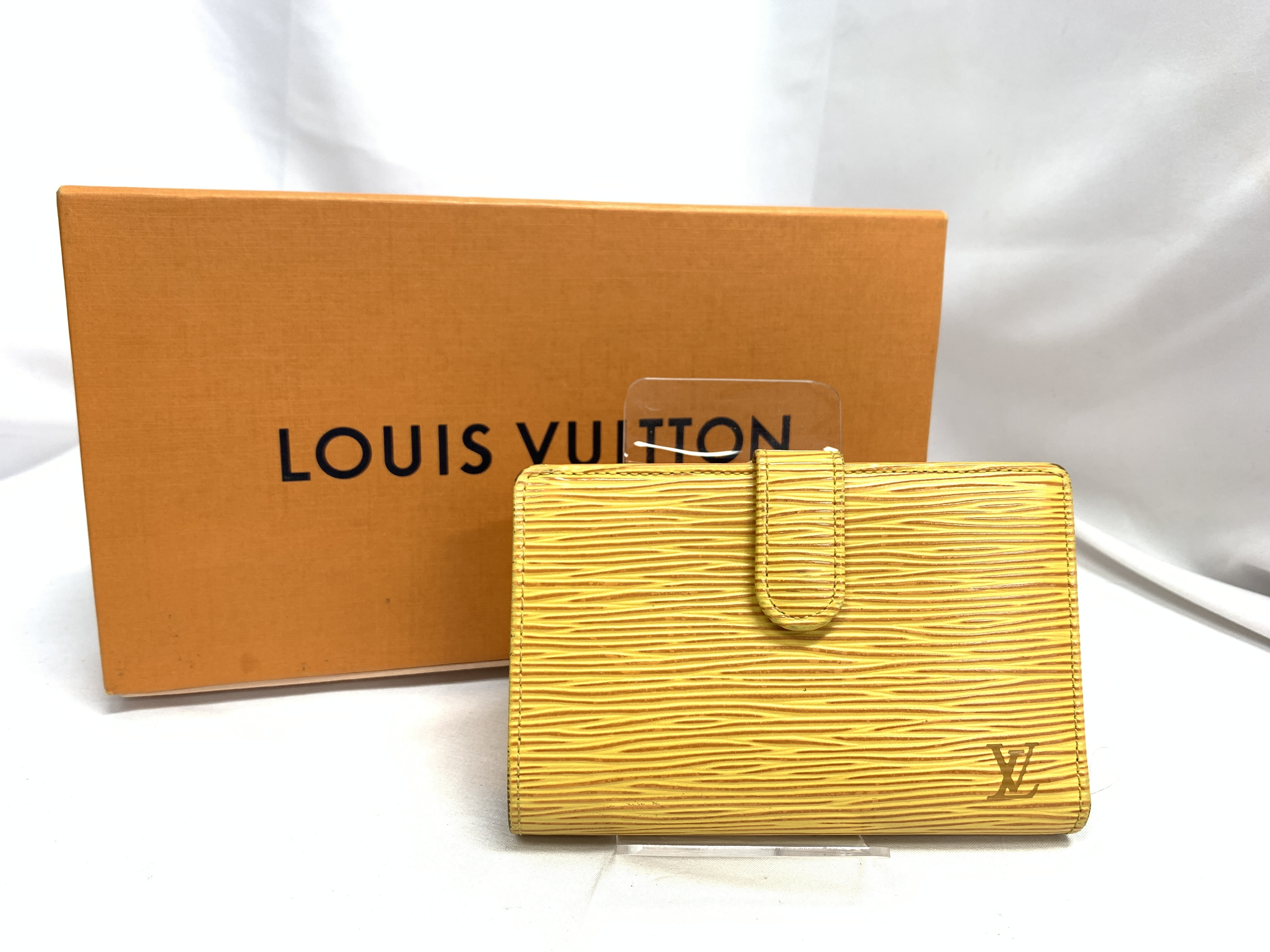 Vuitton coin purse with accessories included.