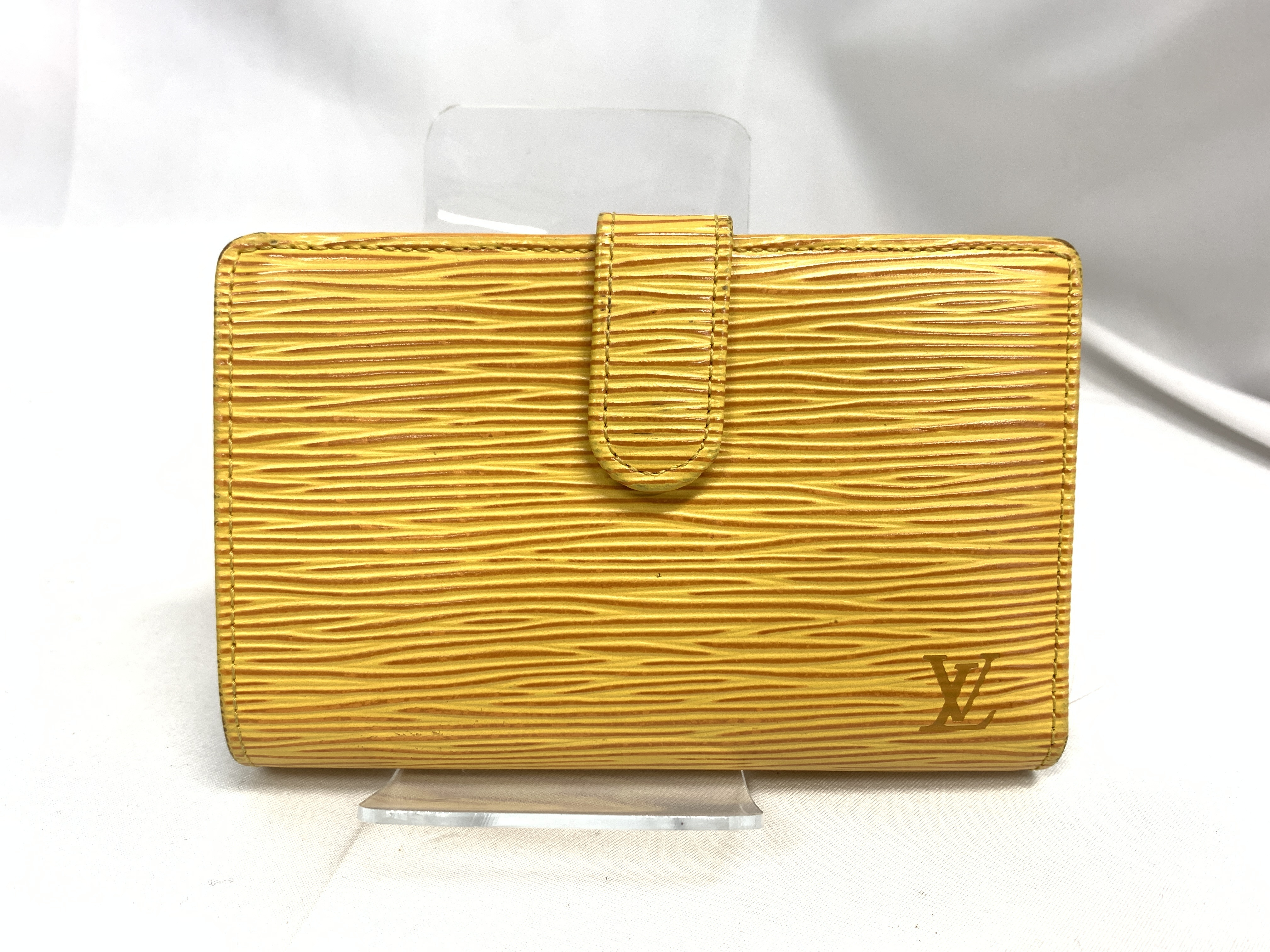 Vuitton coin purse with accessories included. — view 2
