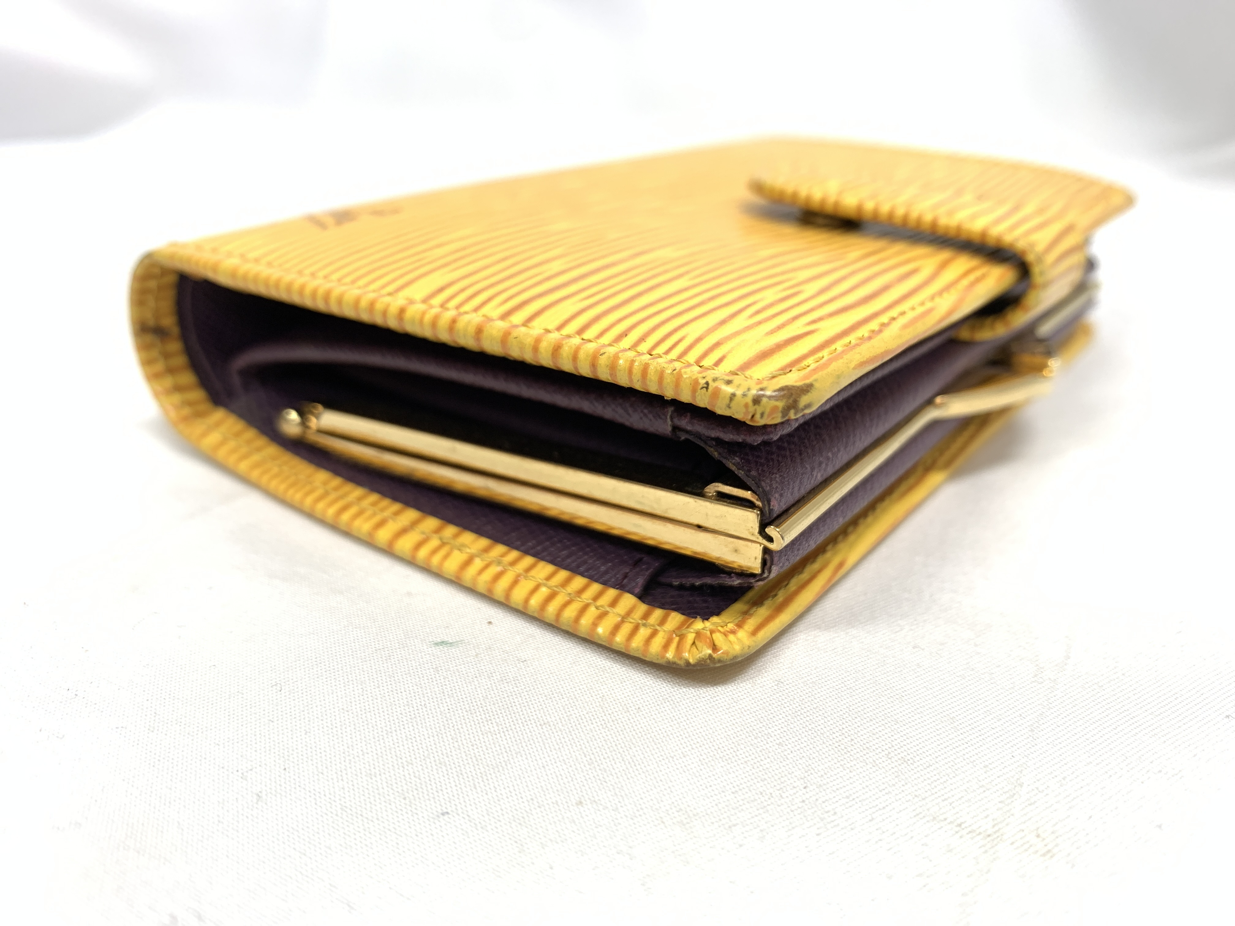 Vuitton coin purse with accessories included. — view 4