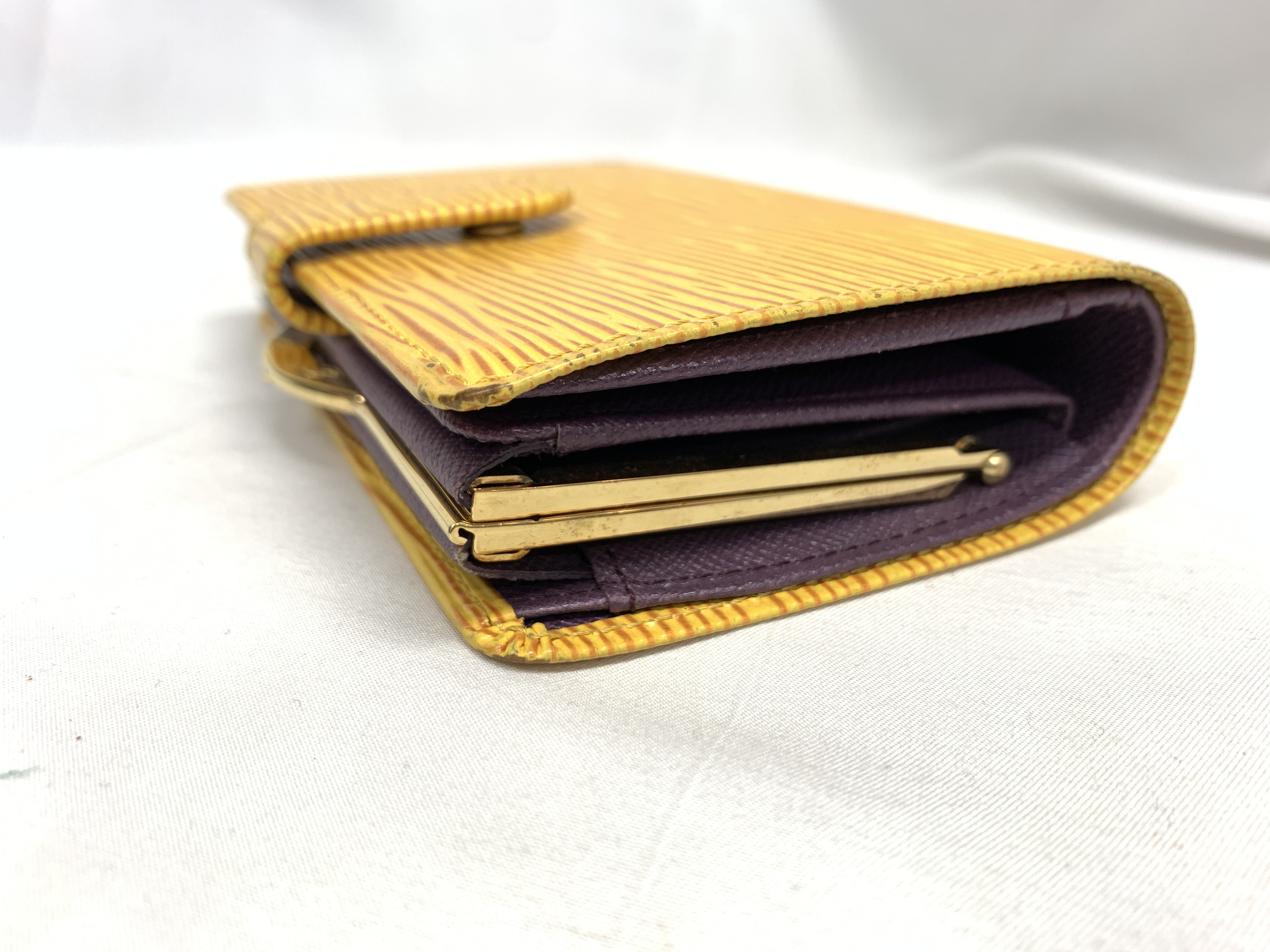 Vuitton coin purse with accessories included. — view 5