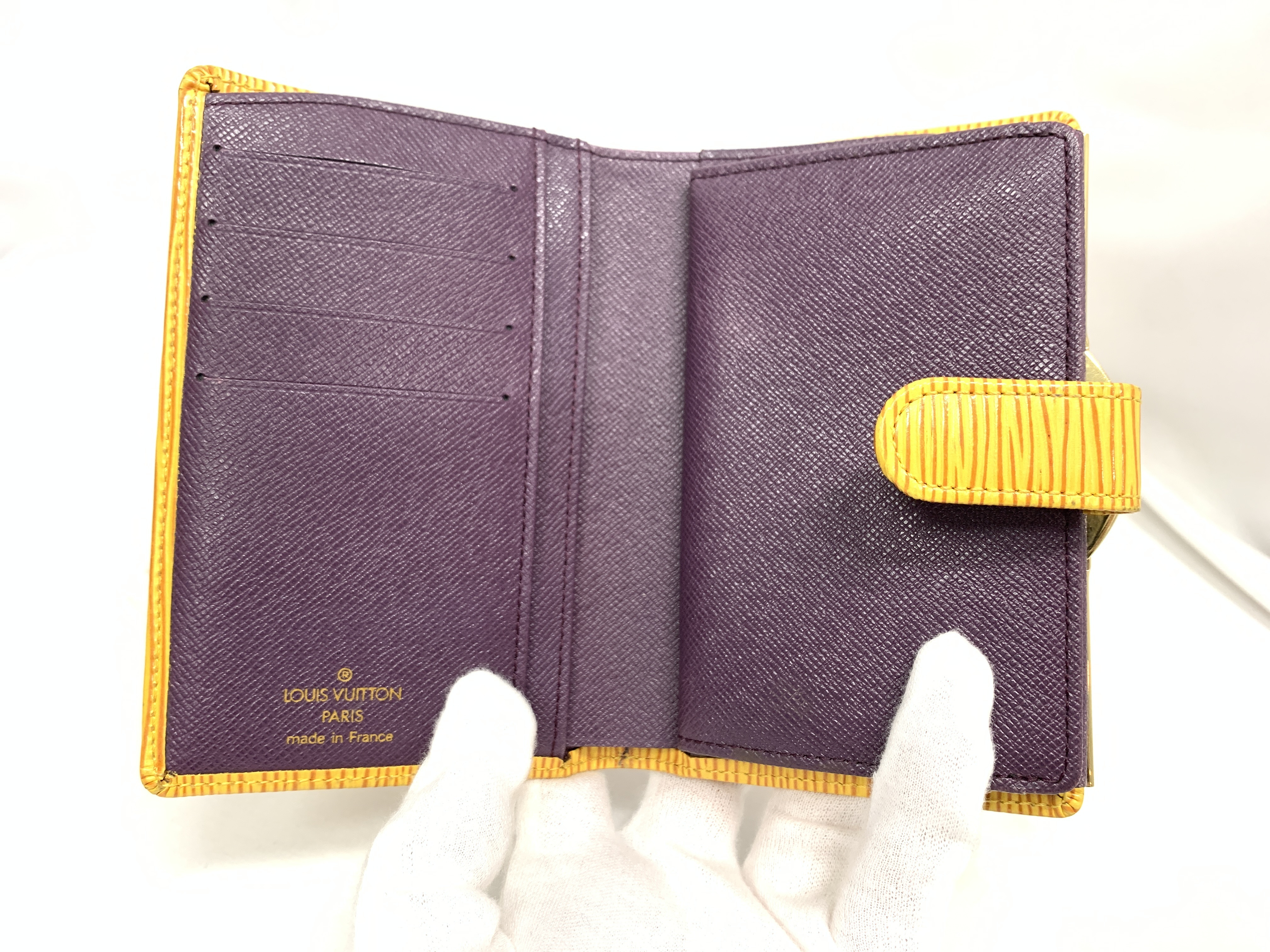 Vuitton coin purse with accessories included. — view 6