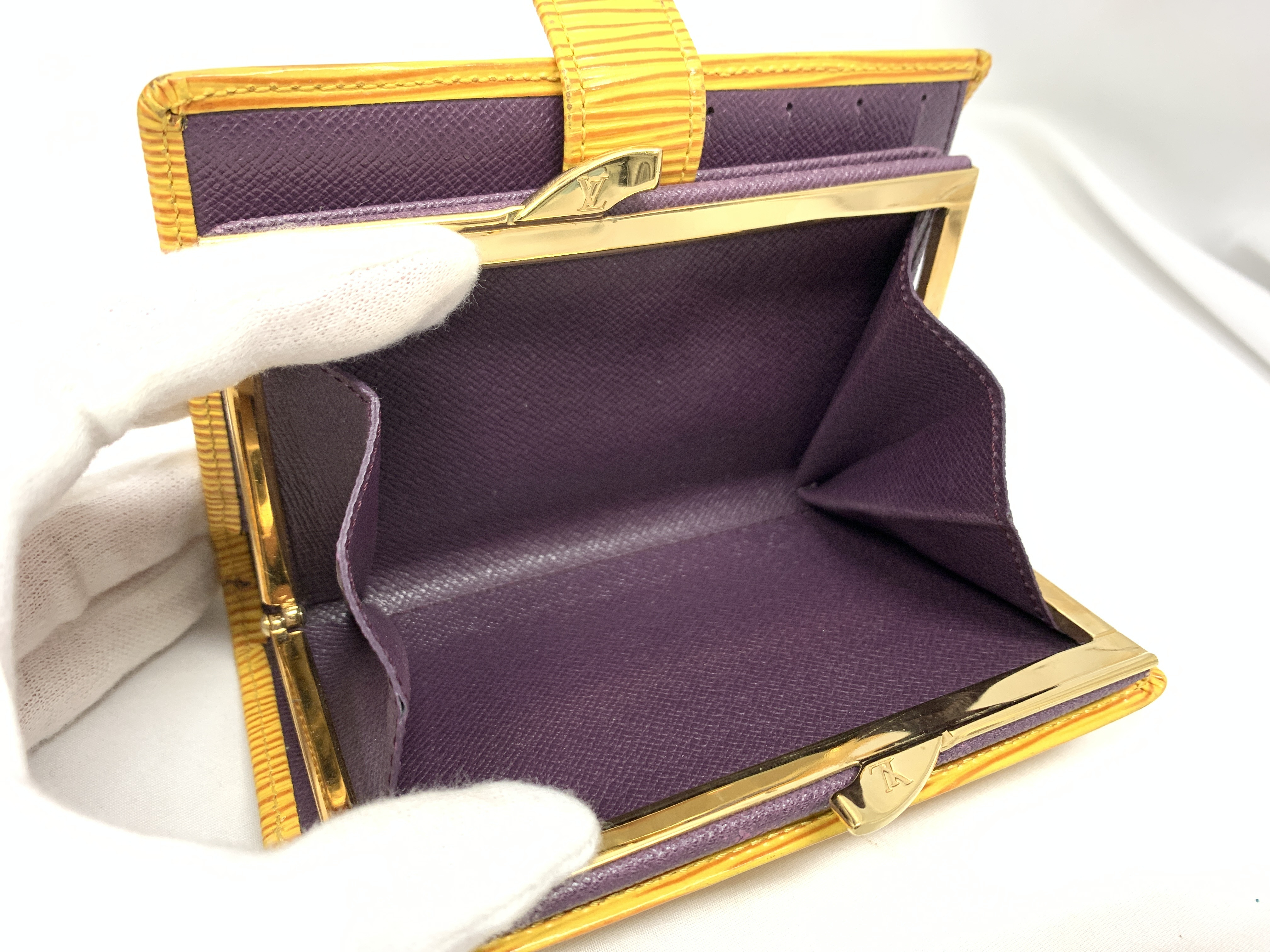 Vuitton coin purse with accessories included. — view 7
