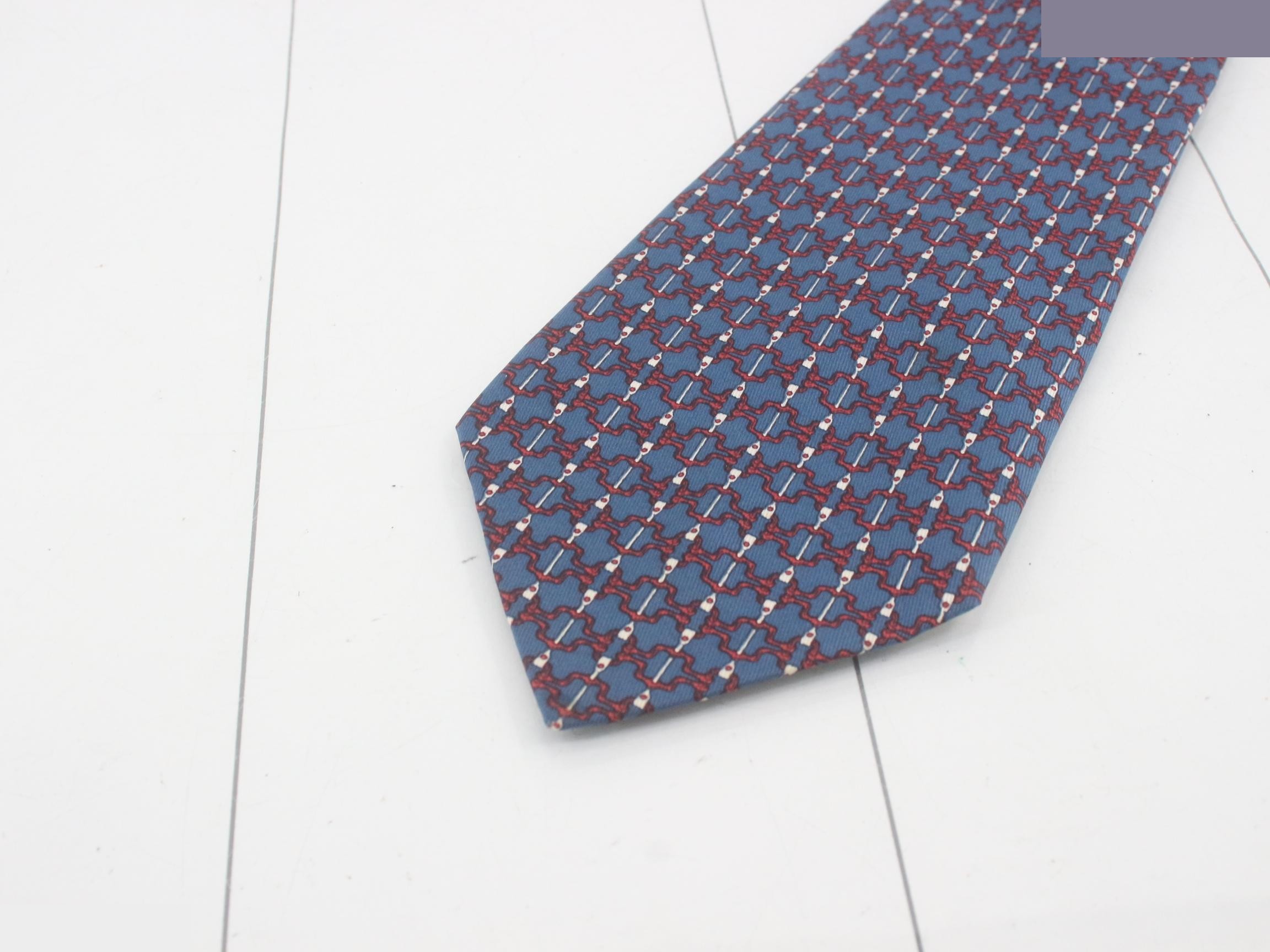 tie — view 3
