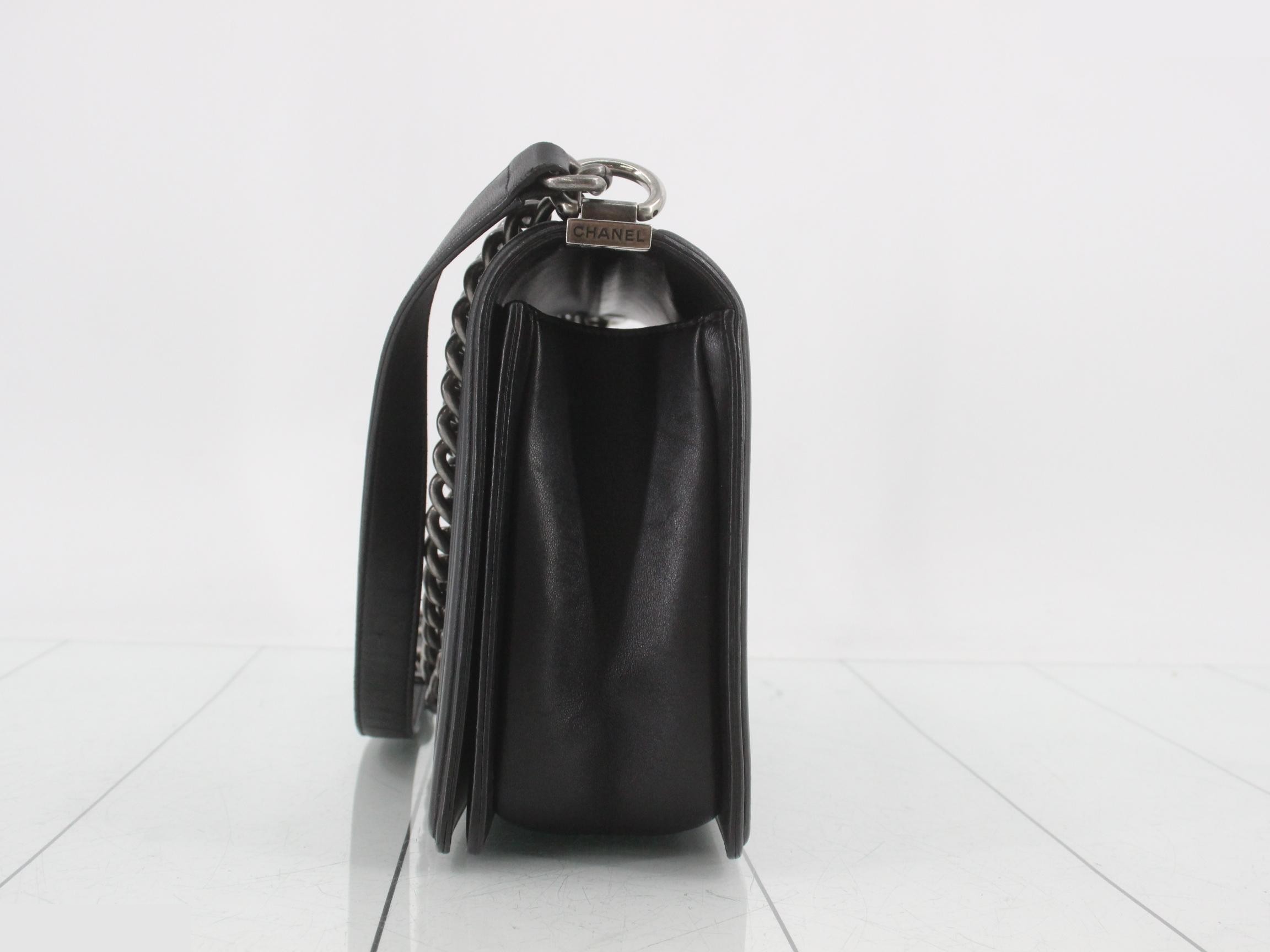 Boy Chanel 25, Lambskin, with seal. — view 3