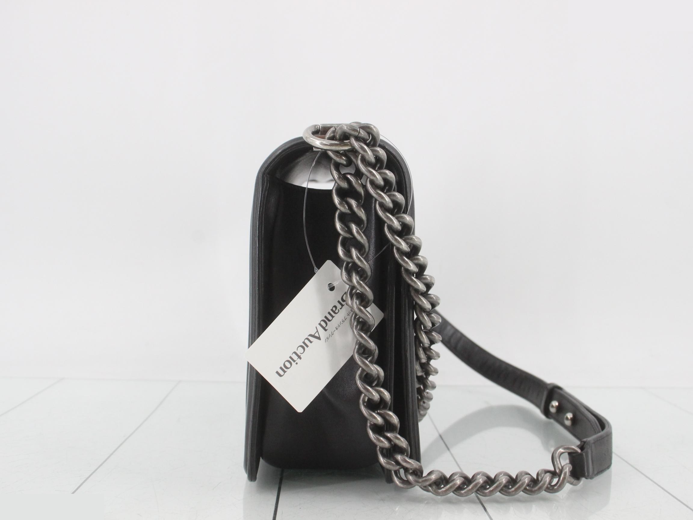 Boy Chanel 25, Lambskin, with seal. — view 4
