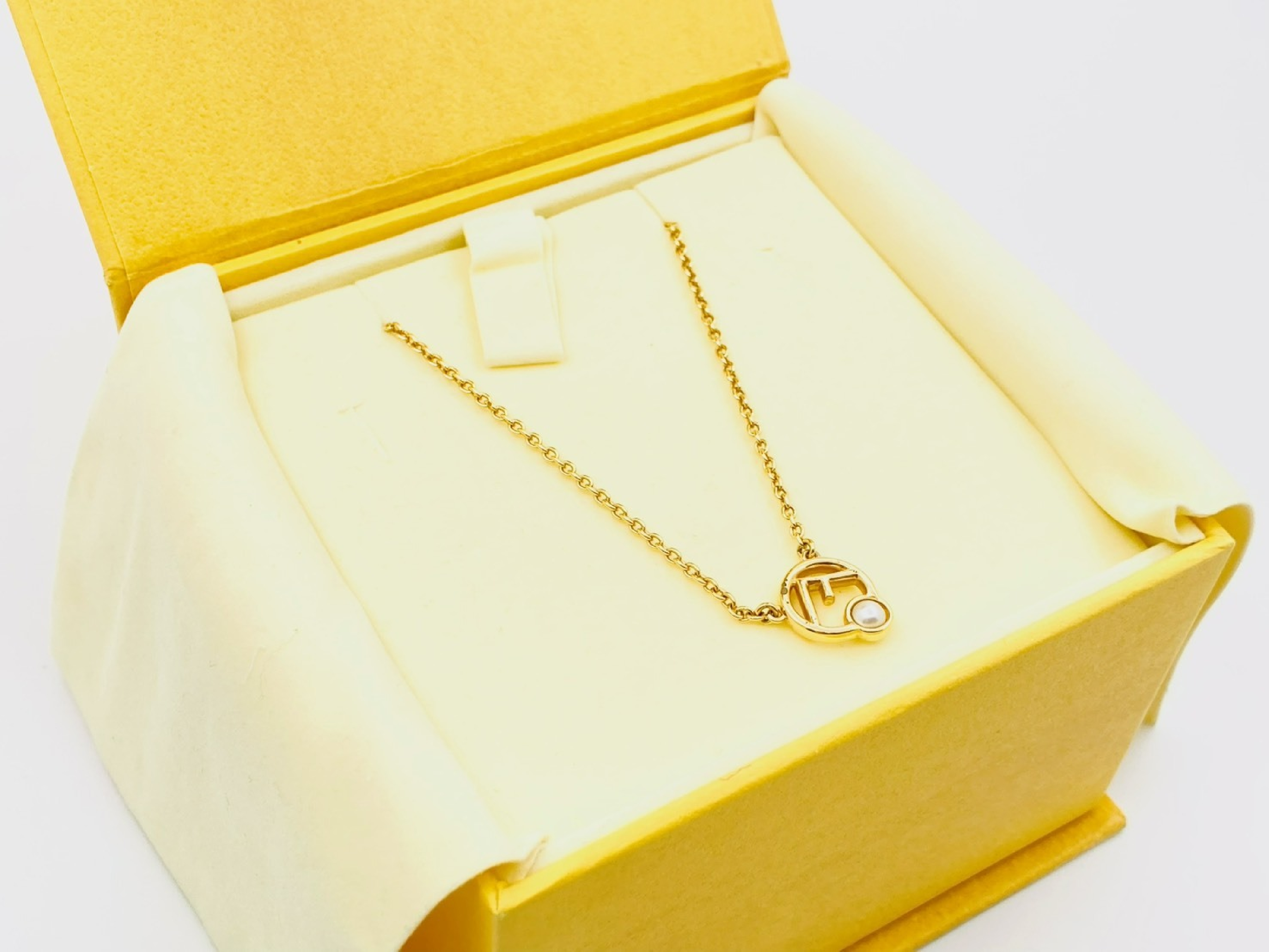 (F is Fendi) Faux Pearl 1P Pearl Necklace Gold Necklace — view 5
