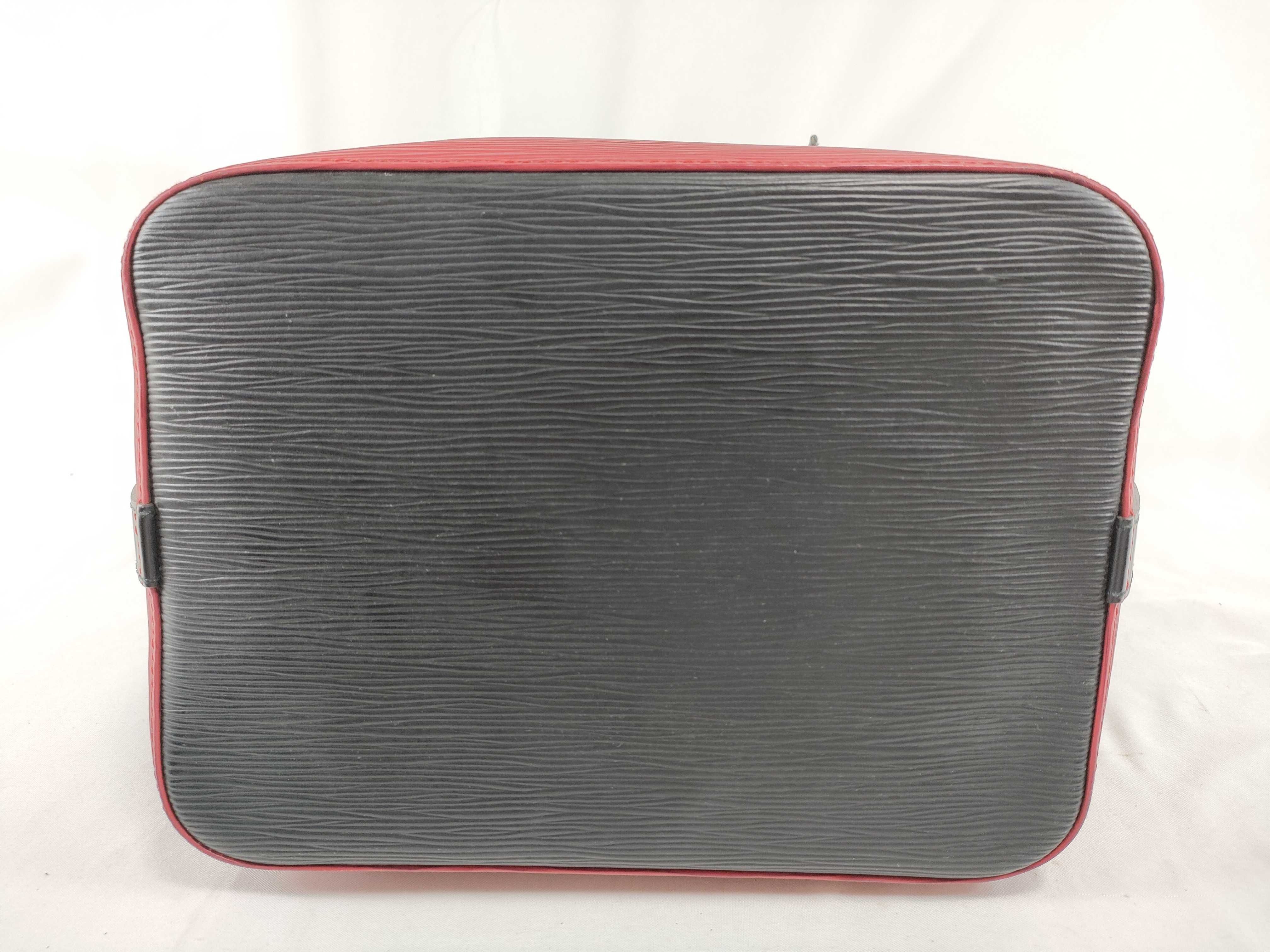 Epi Petit Noé Red Black Bicolor Shoulder Bag — view 7