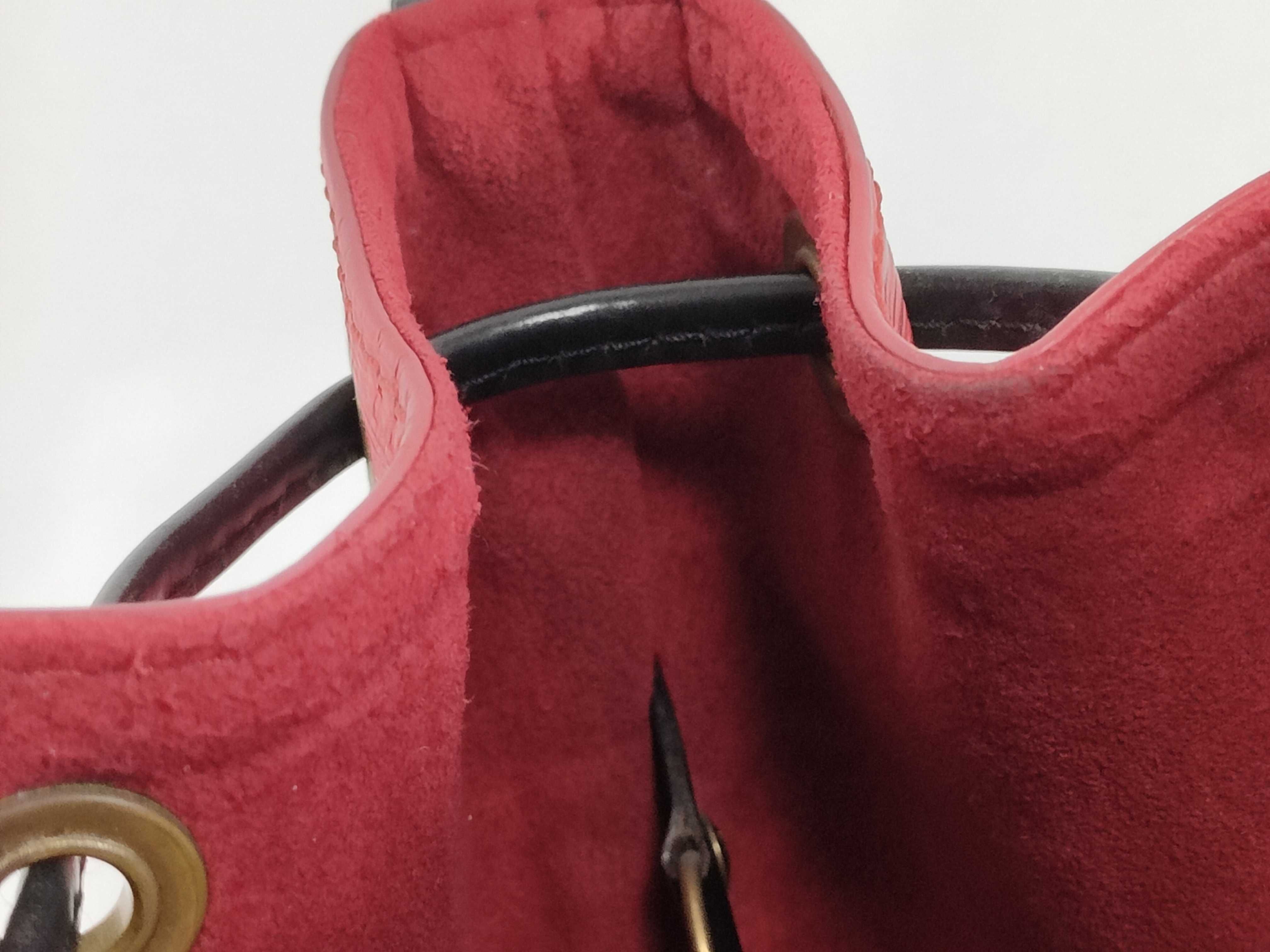 Epi Petit Noé Red Black Bicolor Shoulder Bag — view 8