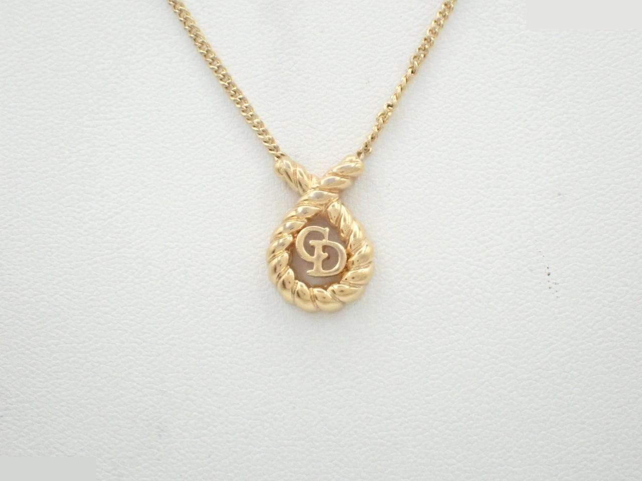 Other line: Precious metal necklaces and pendants, neck circumference approximately 46 cm.