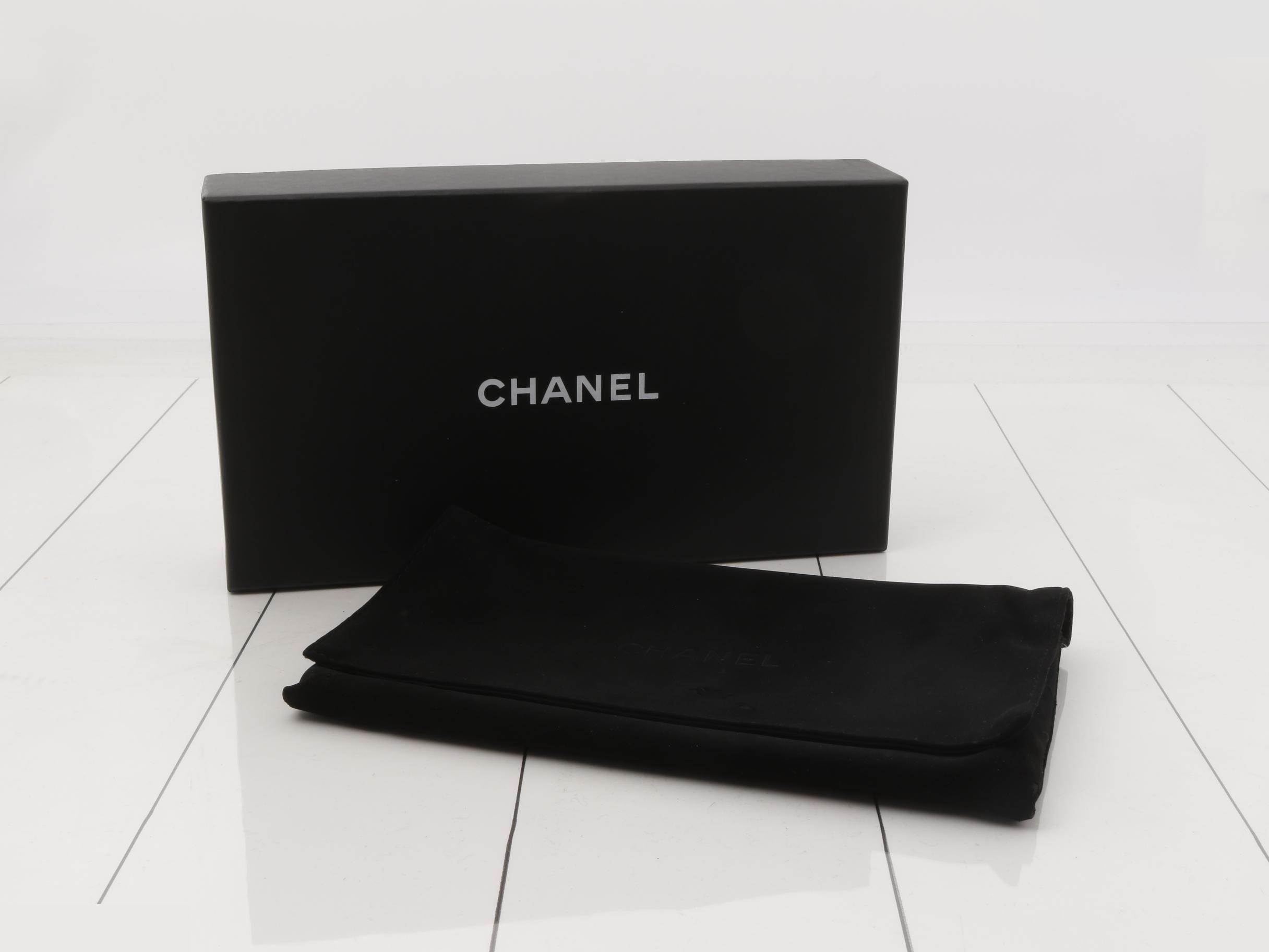 Matelassé Timeless Classic Round Zipper Long Wallet, Series 25 — view 5
