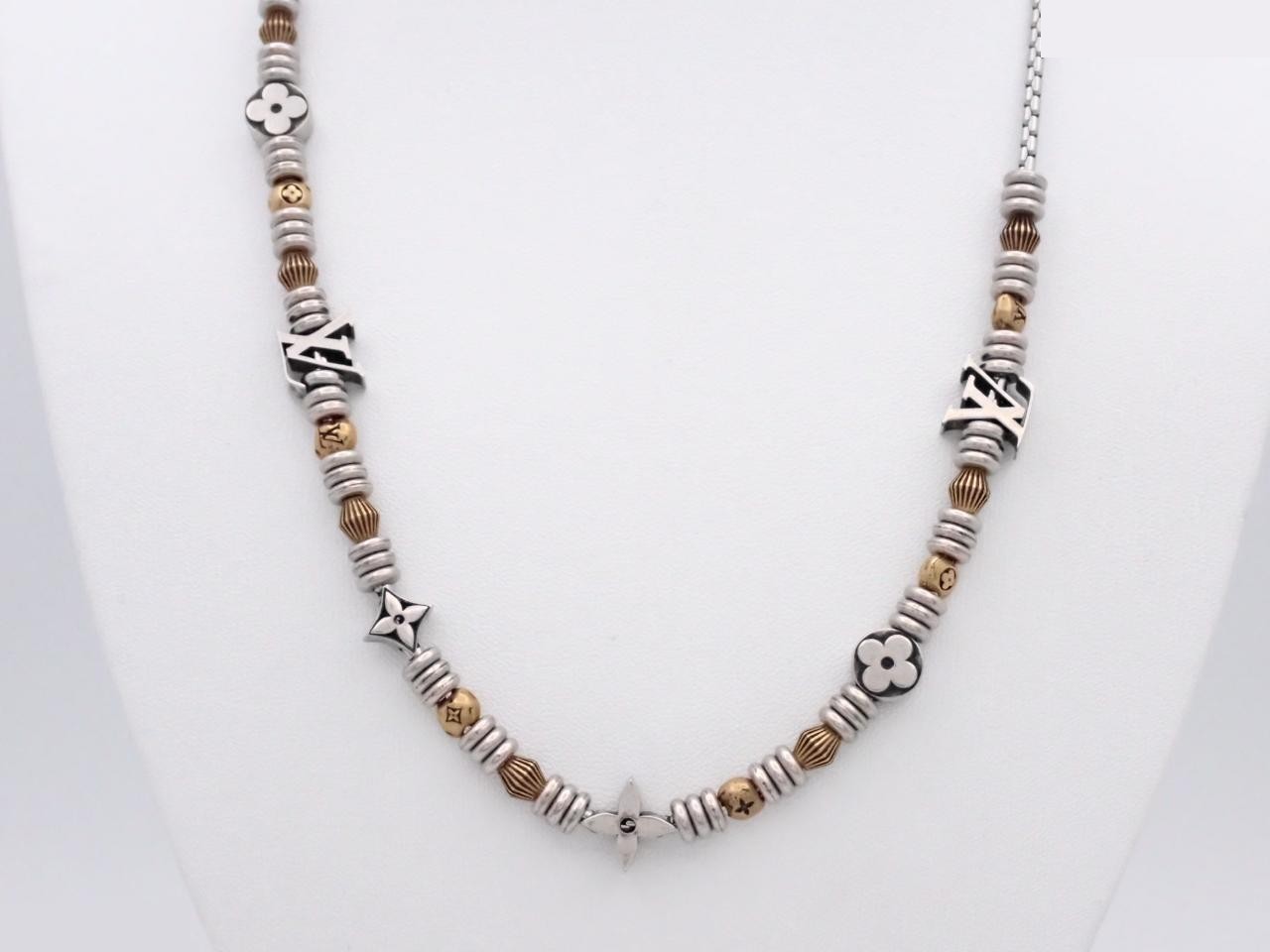 Necklace, neck circumference approximately 52 cm