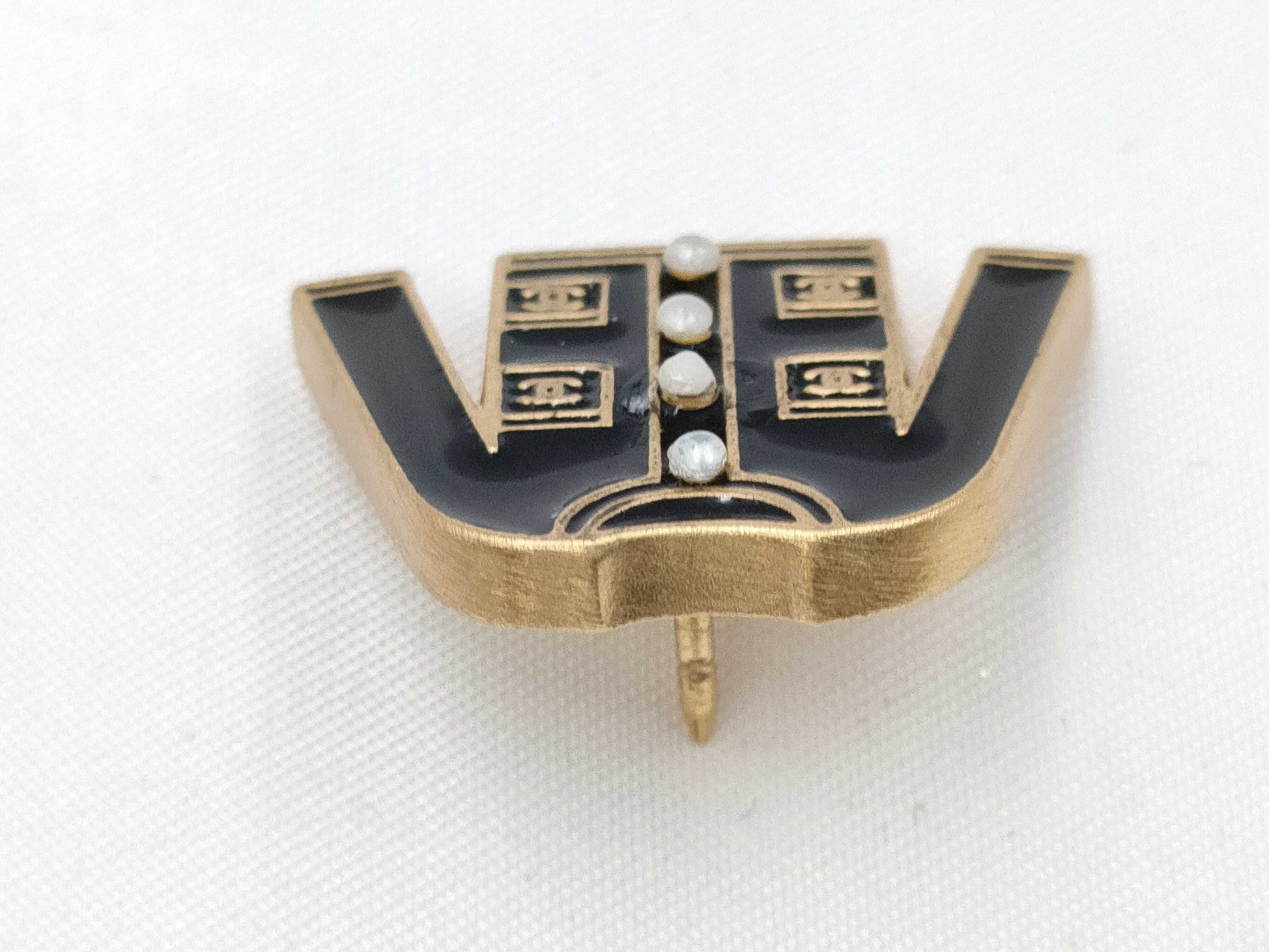 02A Pin Brooch Jacket Small Brooch — view 4