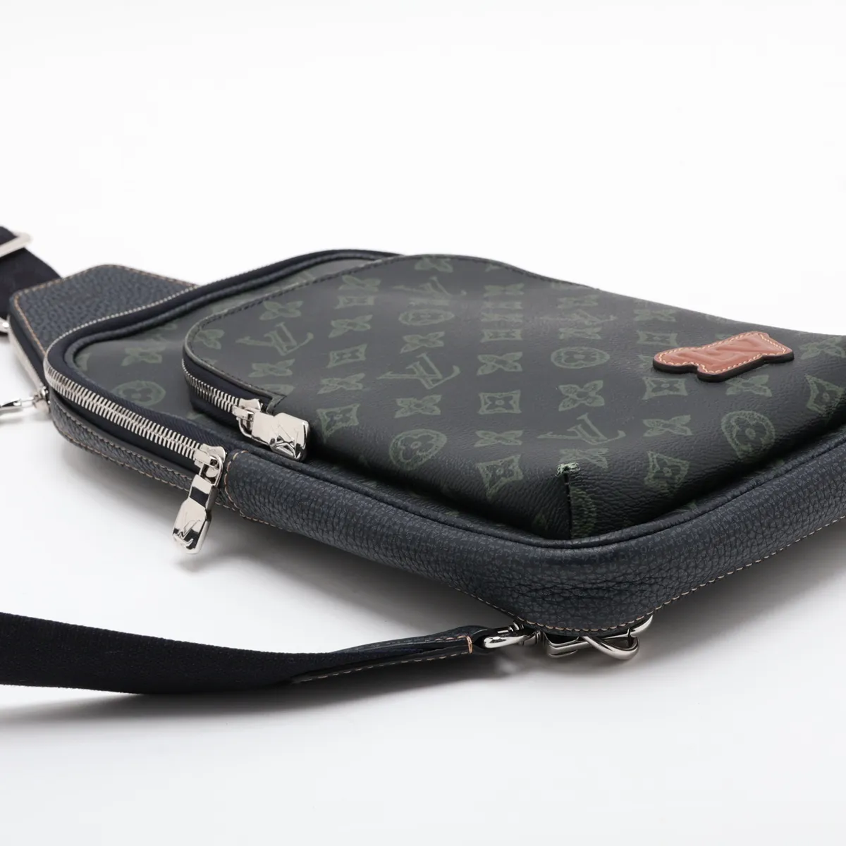 Monogram Avenue Sling Bag M46344 Black (RFID detected) — view 4