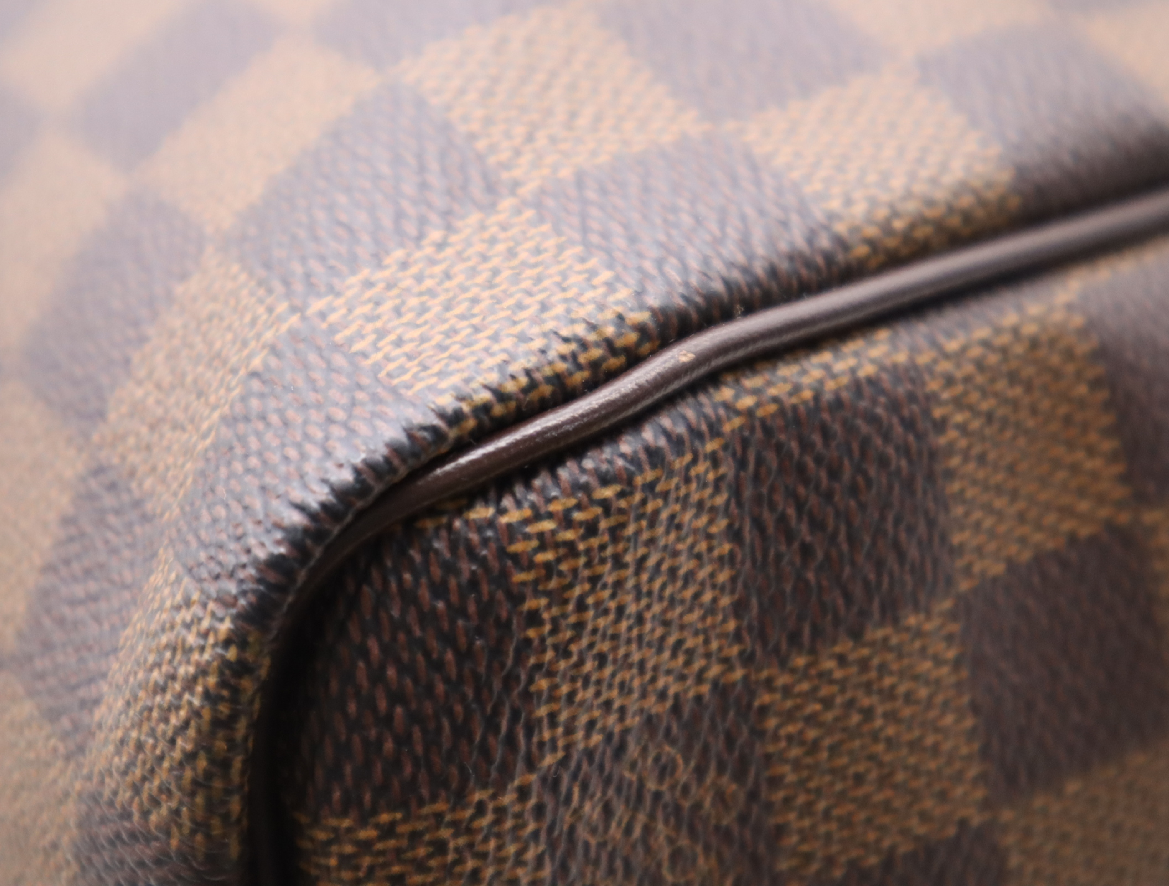 N41427 Damier Keepall 50 Boston bag with name tag, handle strap, and dust bag. — view 7