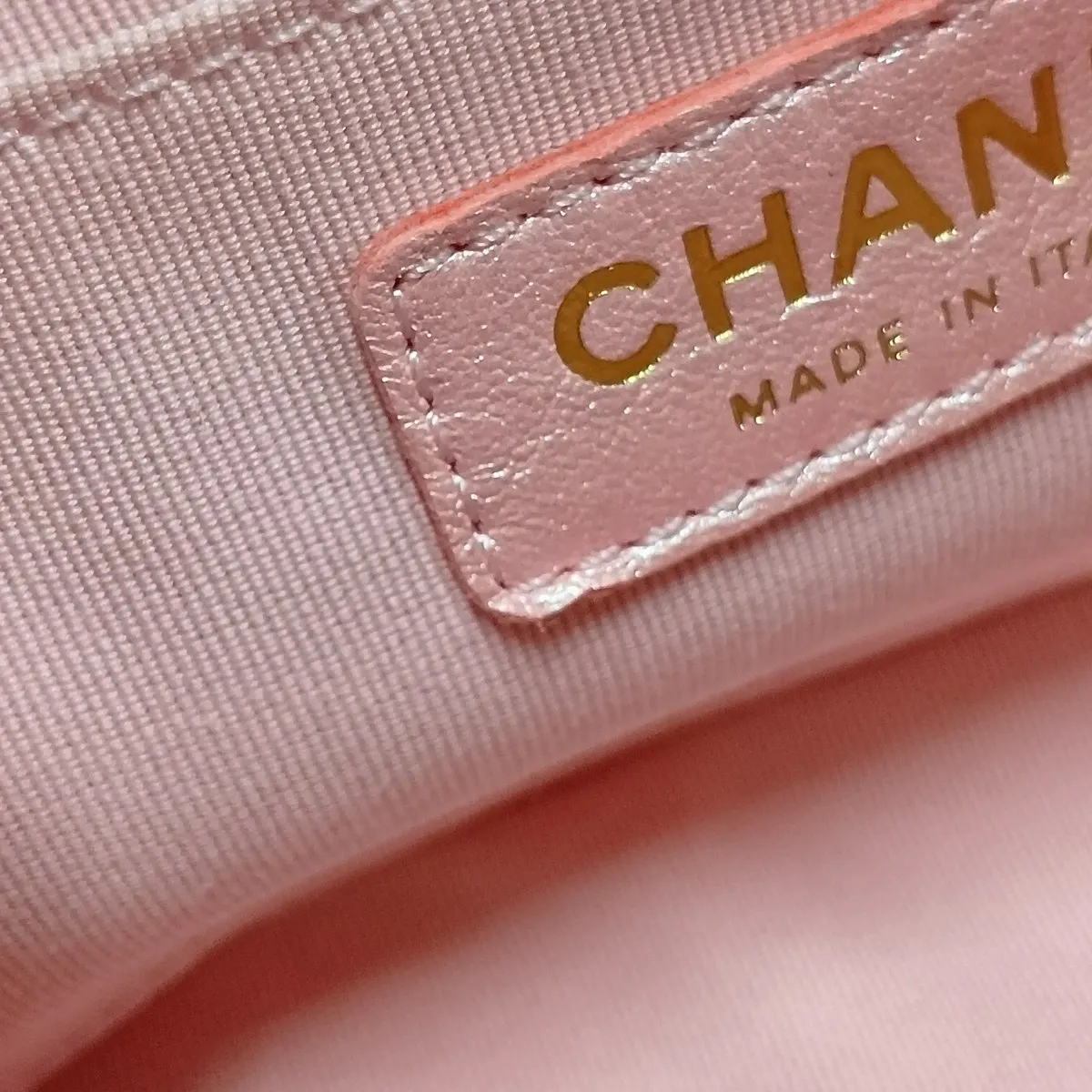 [Individually packaged] Chanel Matelassé Lambskin 2-Way Handbag, Pink with Gold Hardware, L14NH82A, Random Plate — view 10