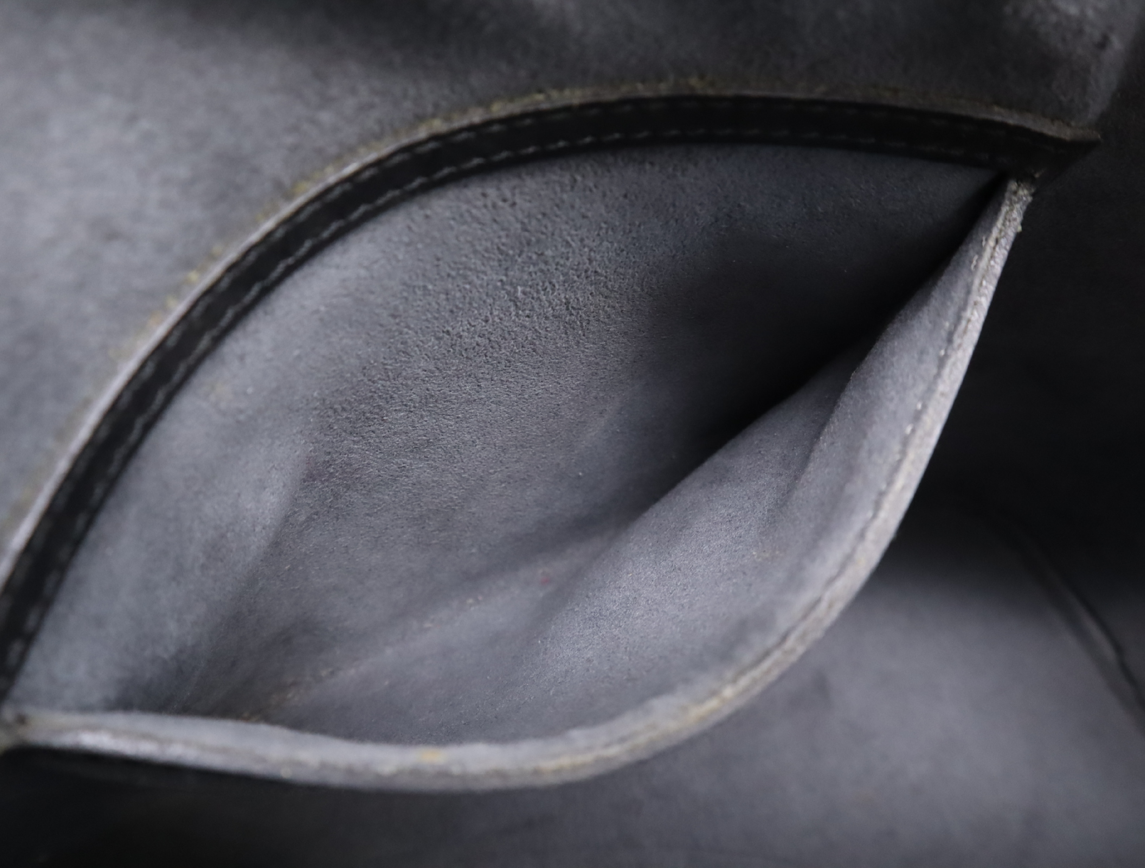 M52142 Epi Alma Noir Handbag — view 15