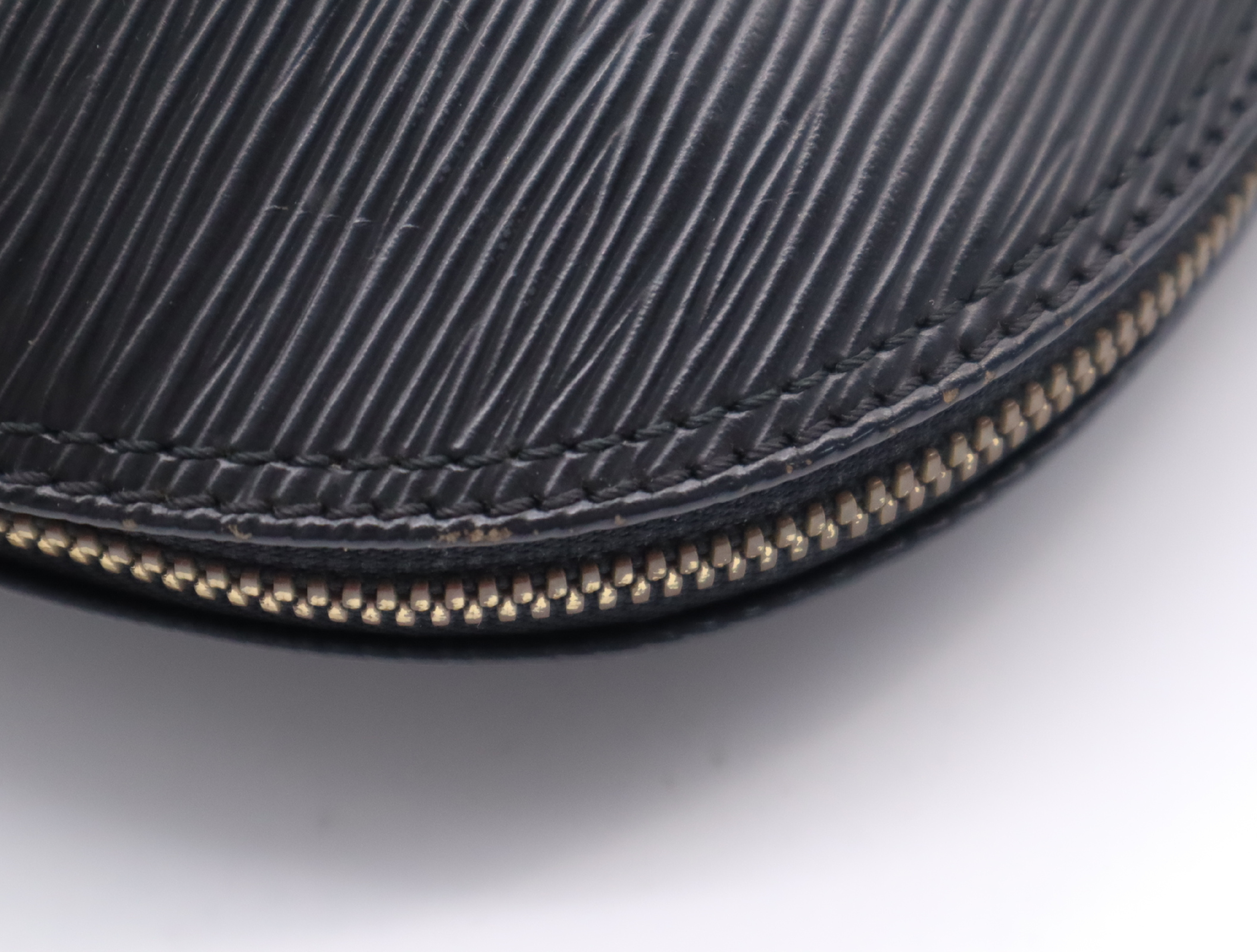 M52142 Epi Alma Noir Handbag — view 8