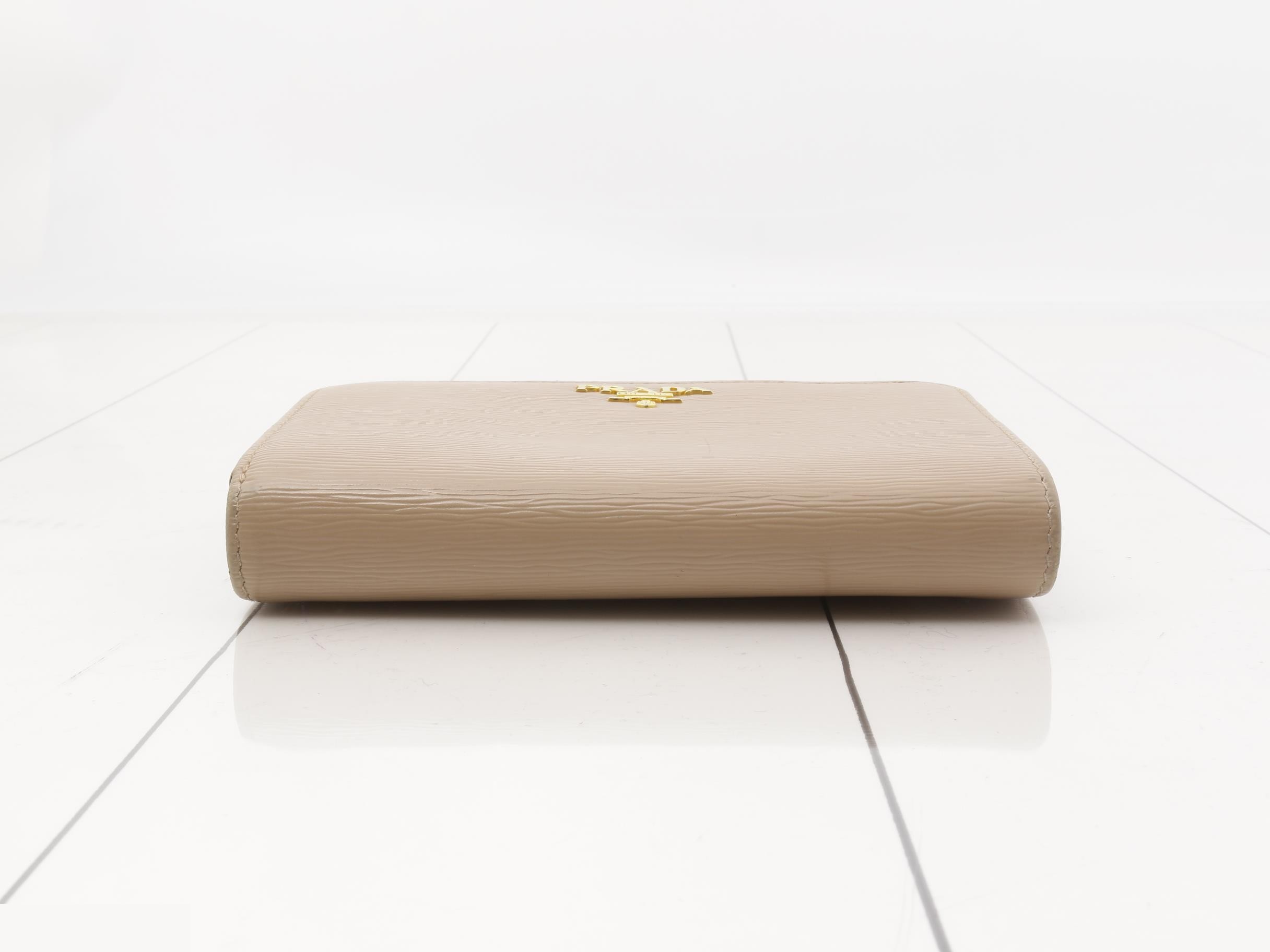 wallet — view 3