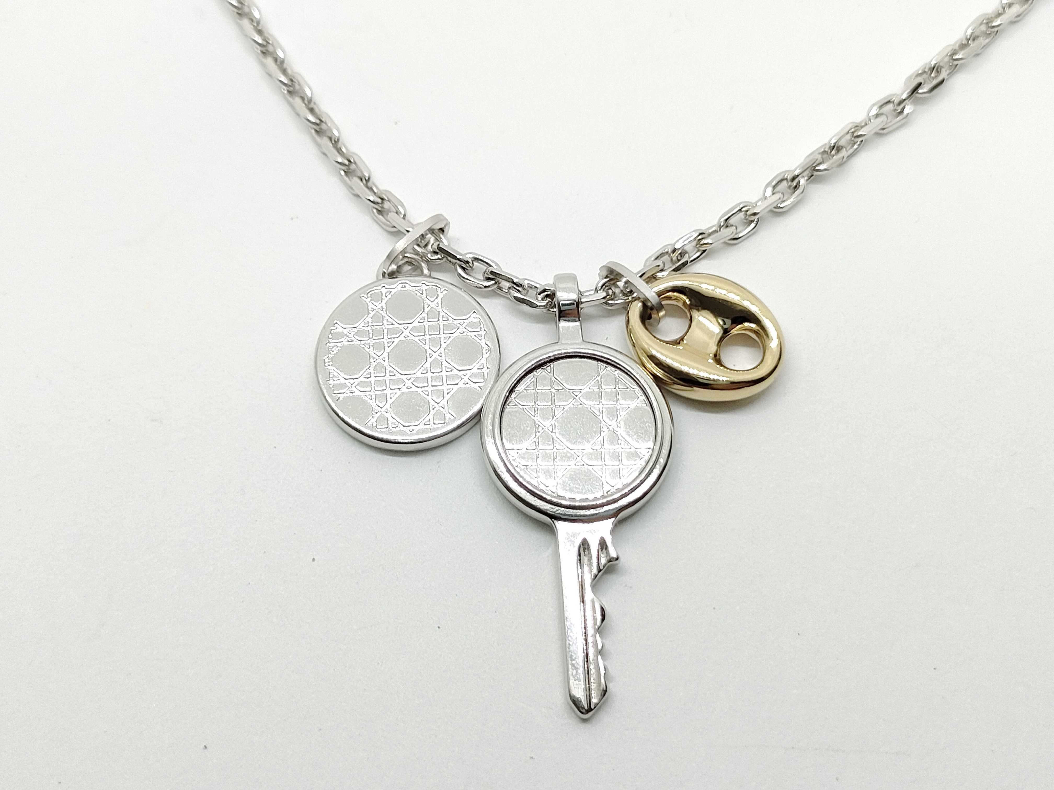Montaigne Medallion Necklace 17.3g Necklace