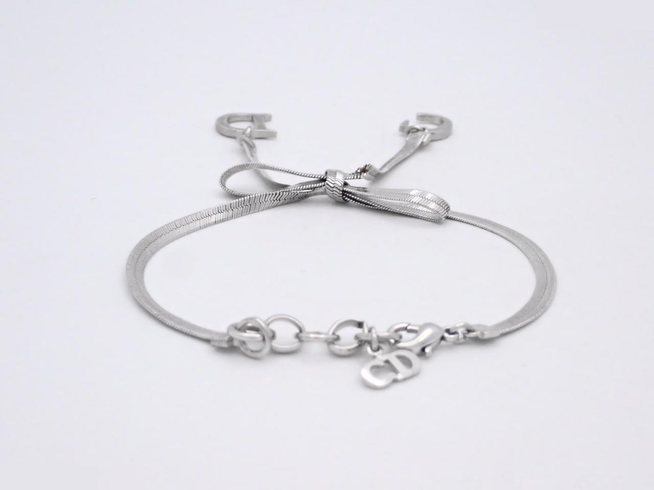 Other lines: Precious metal bracelets and bangles (metal), wrist circumference approximately 19 cm. — view 2