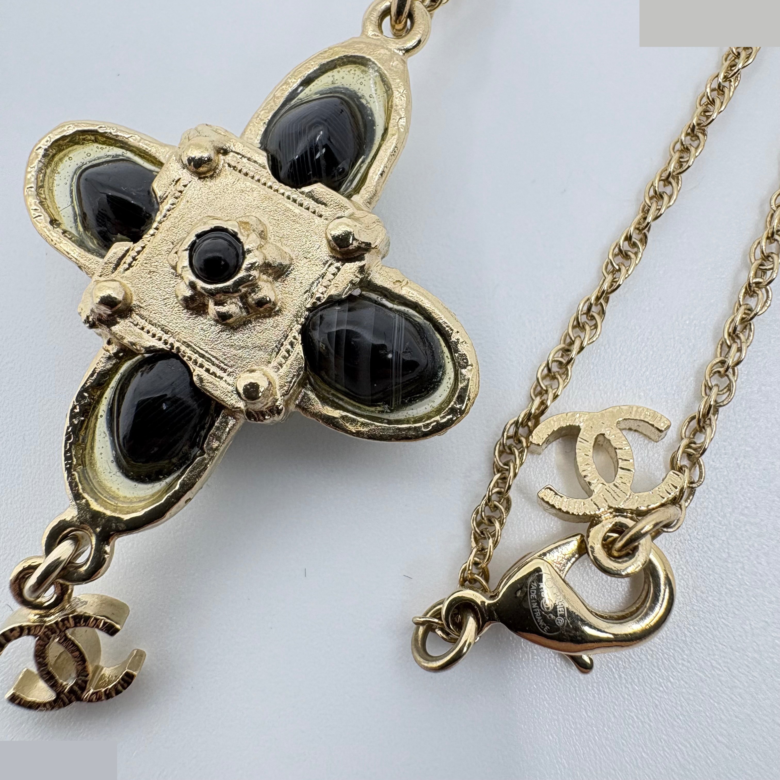 Icon Series (Precious Metals) Necklace/Pendant A18C — view 3