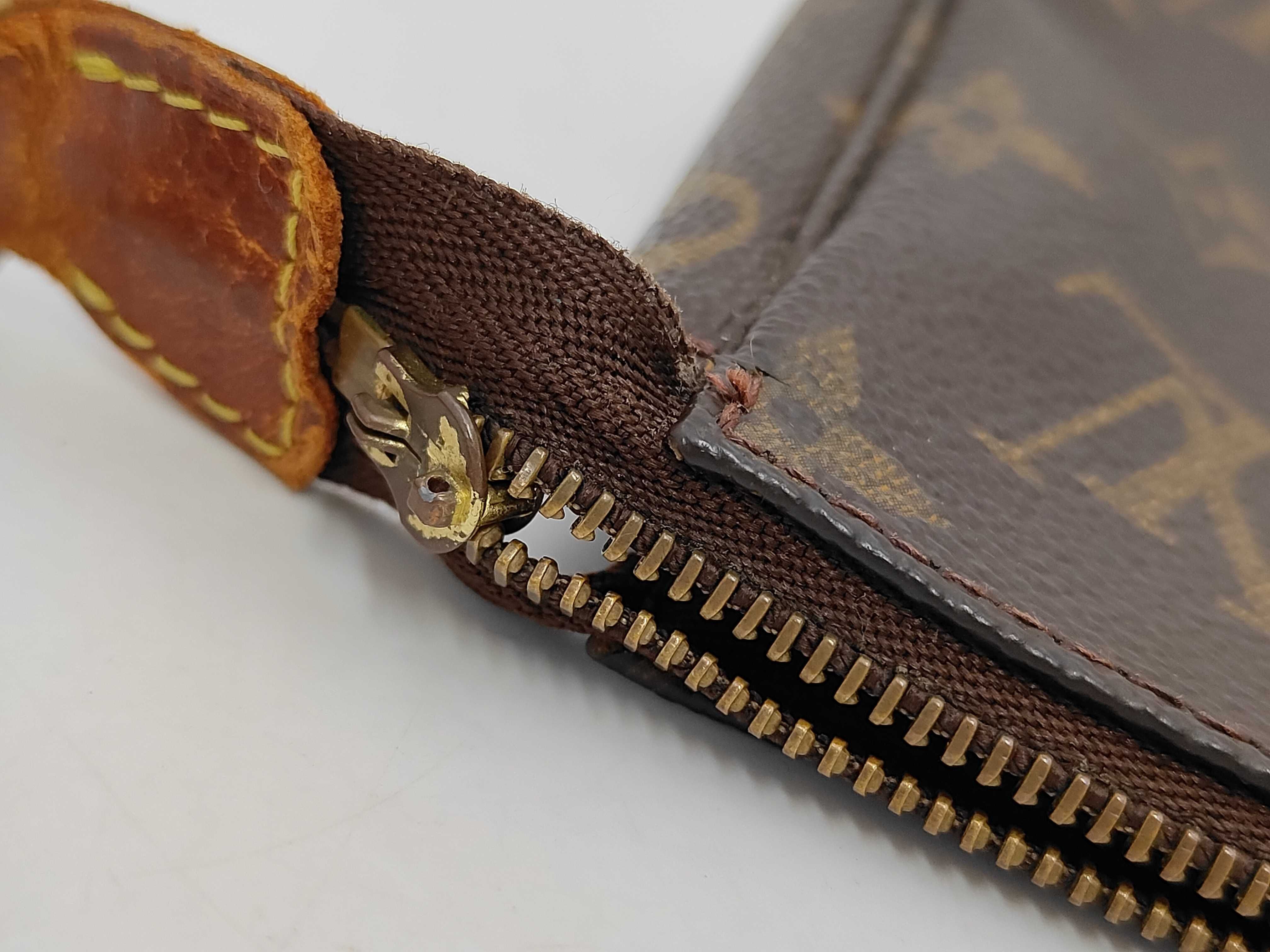 Monogram Pochette Accessoires M40712 AR1928 Handbag (Strap Damaged) — view 11